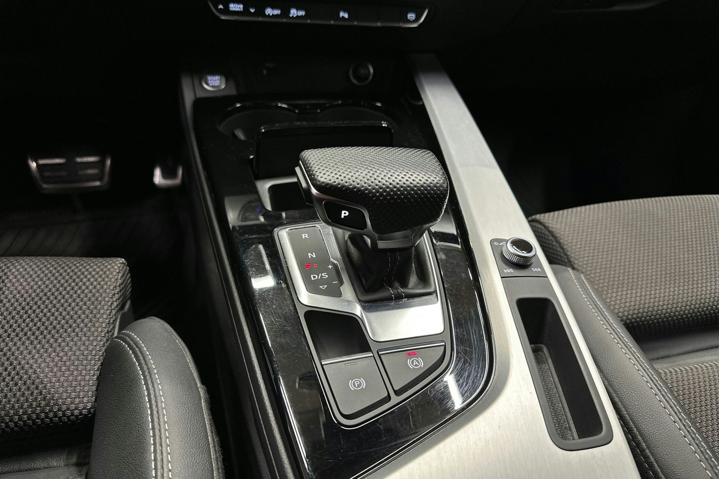 valkoinen Audi A4 2021 kuva 26.