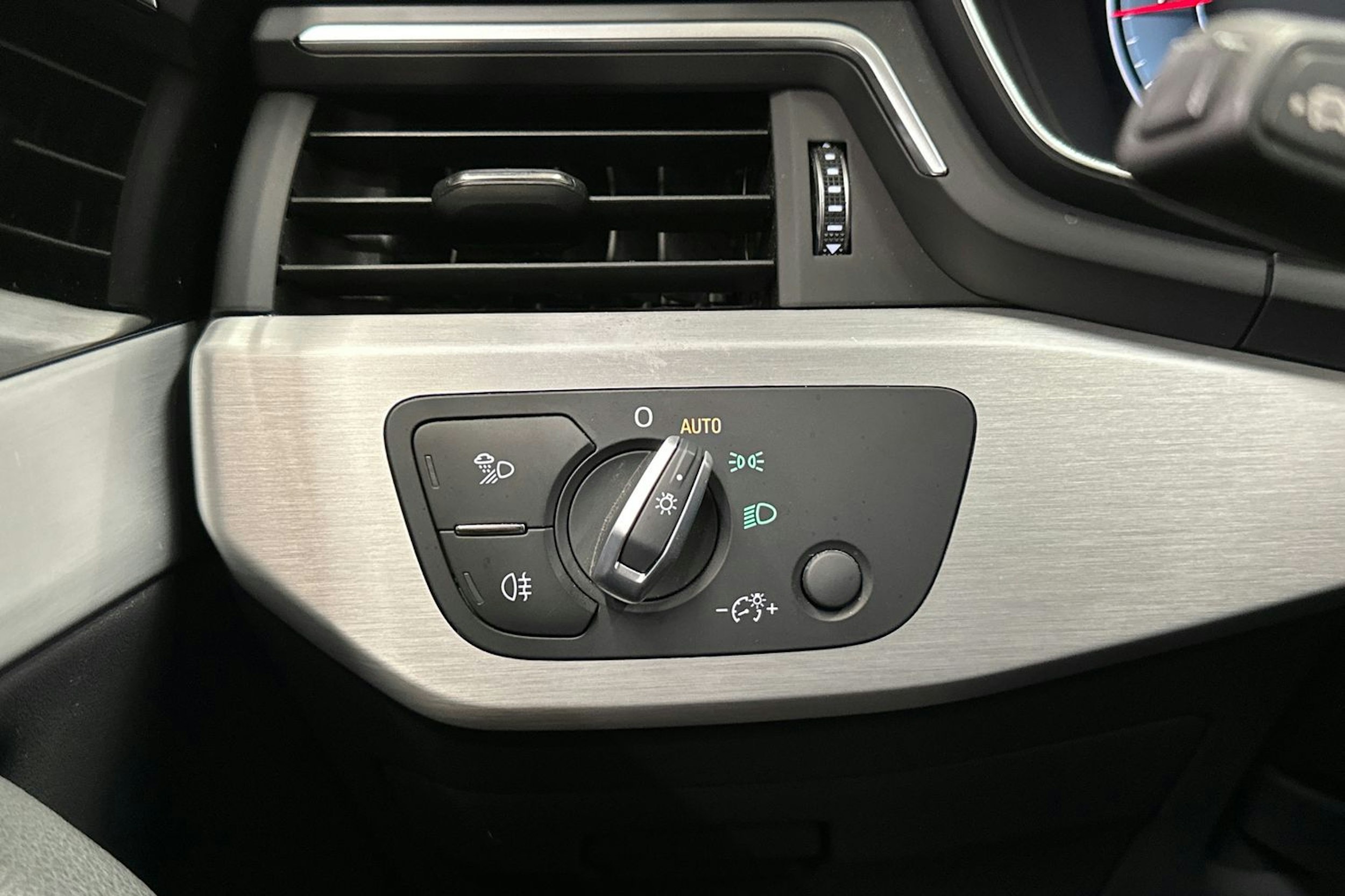 valkoinen Audi A4 2021 kuva 33.