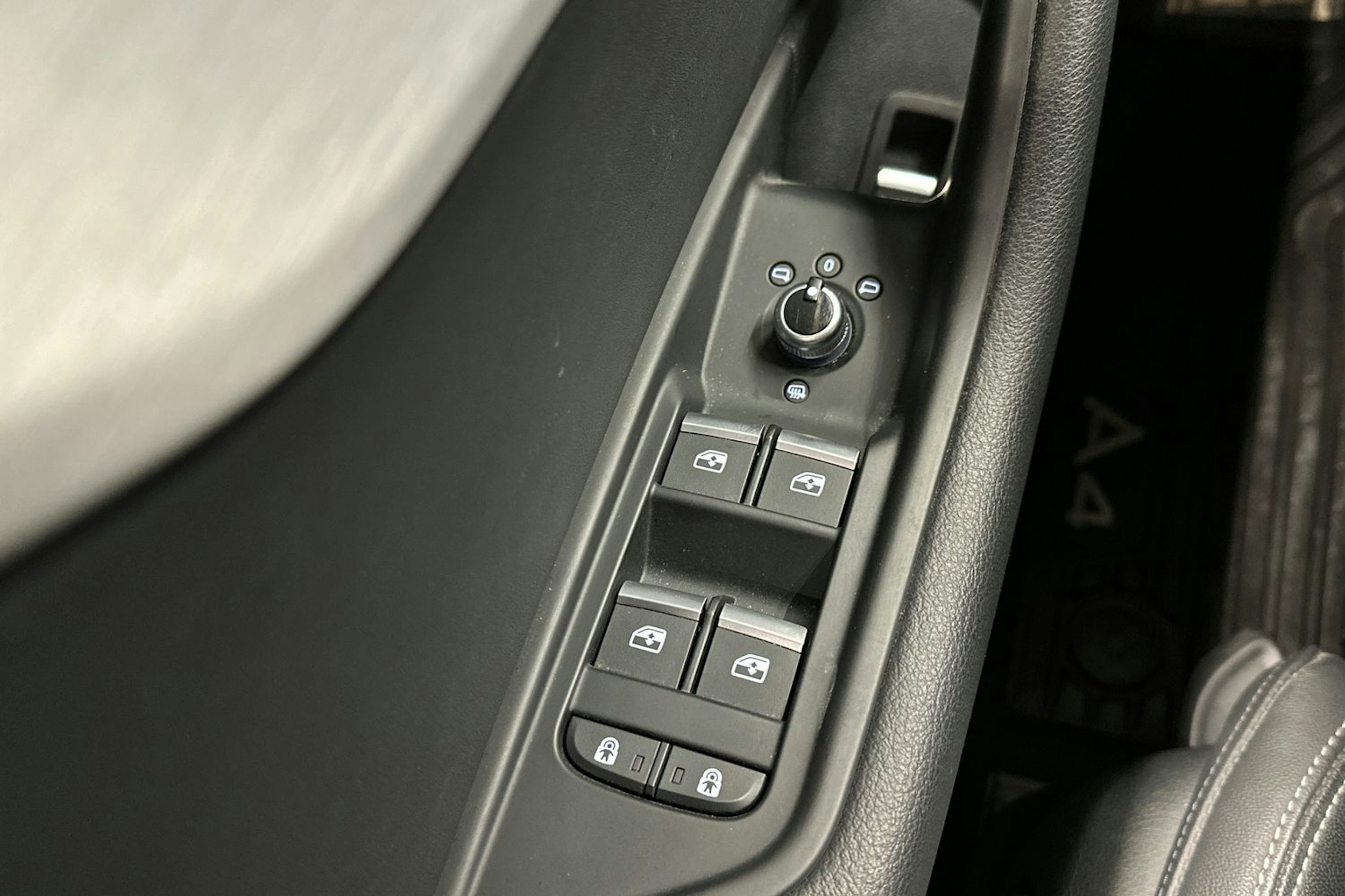 valkoinen Audi A4 2021 kuva 34.