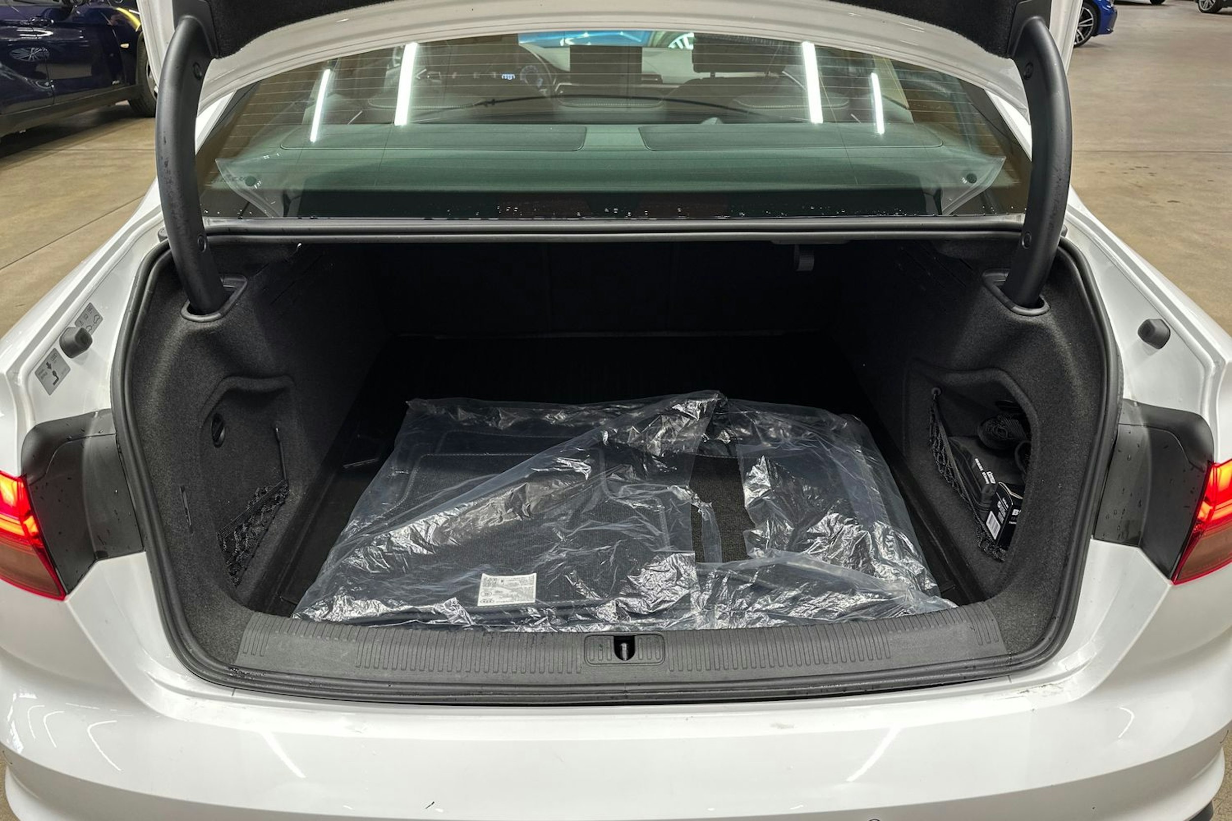 valkoinen Audi A4 2021 kuva 35.