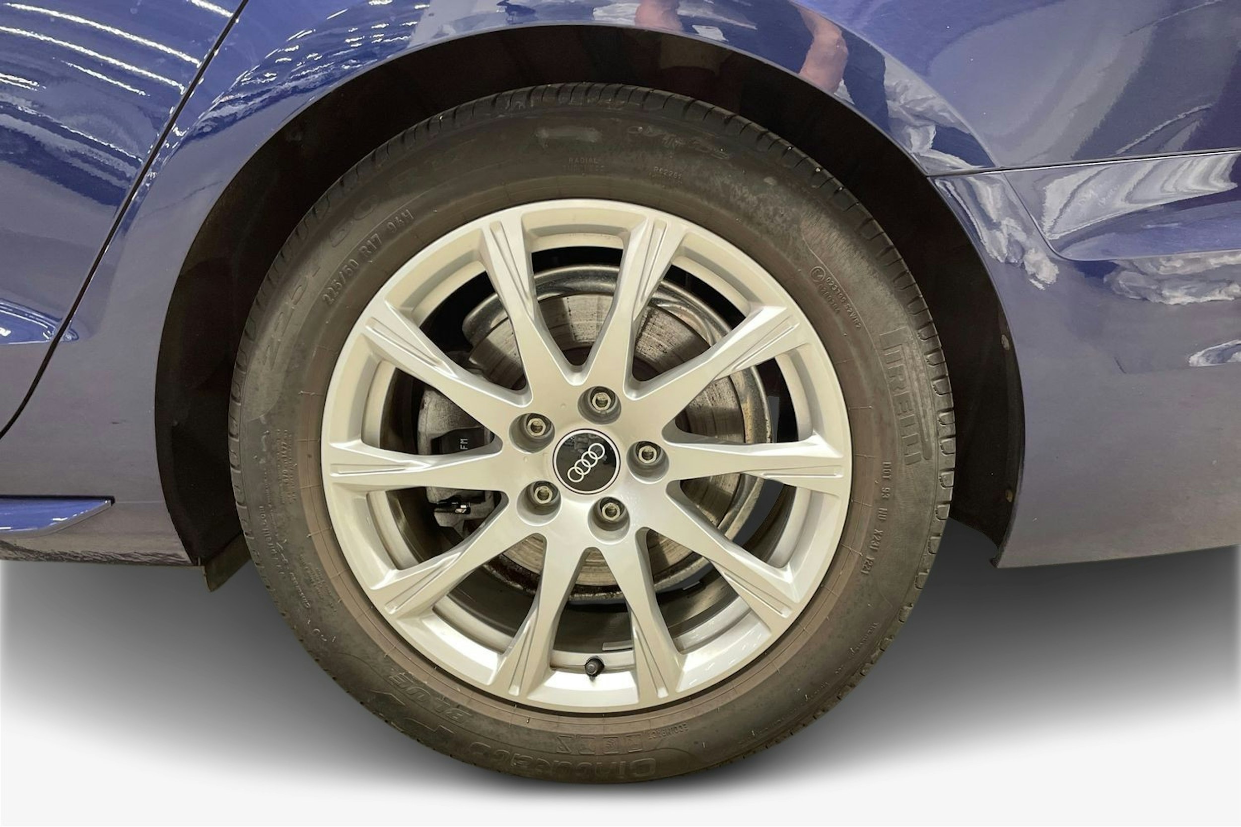 sininen Audi A4 2021 kuva 11.
