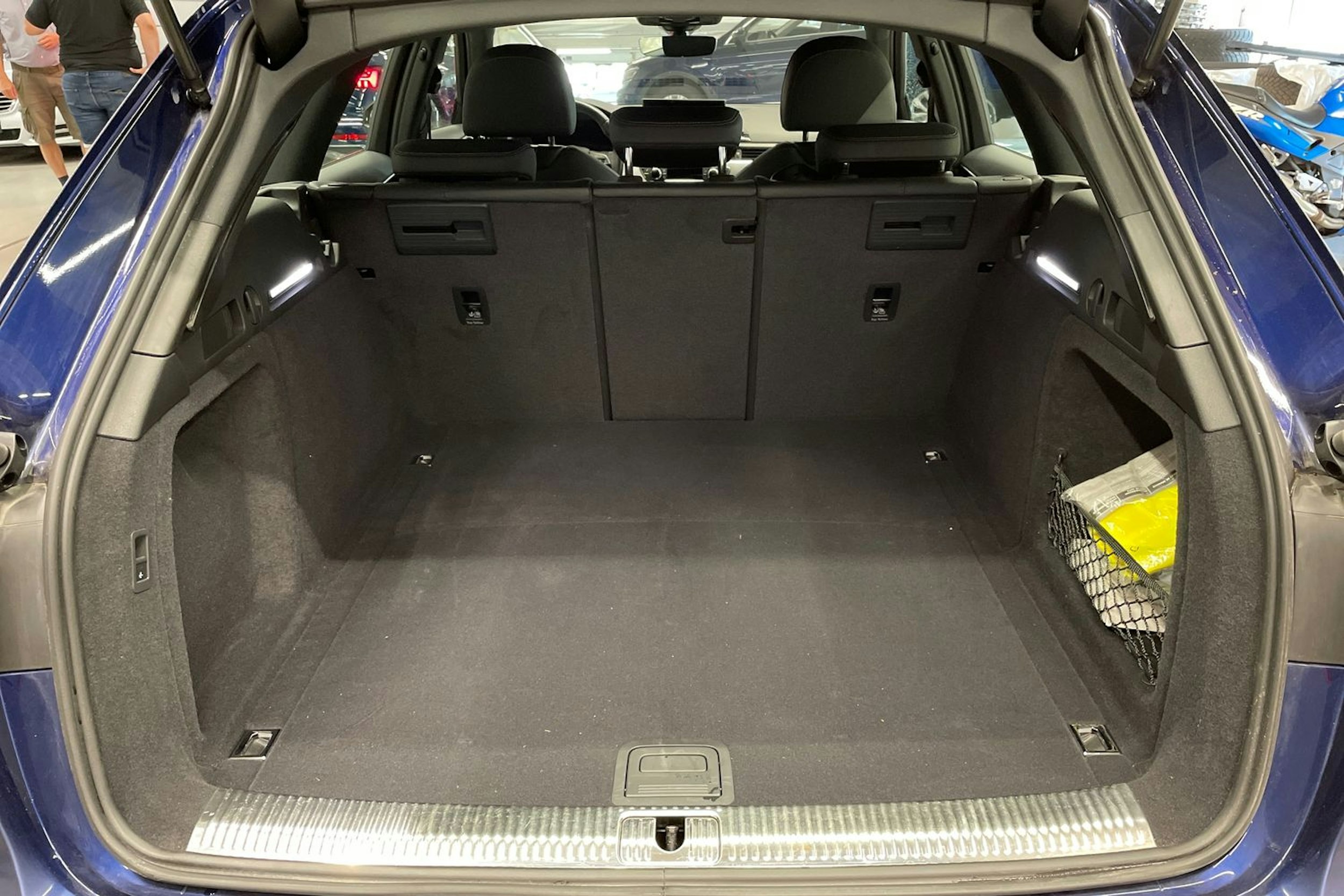 sininen Audi A4 2021 kuva 15.
