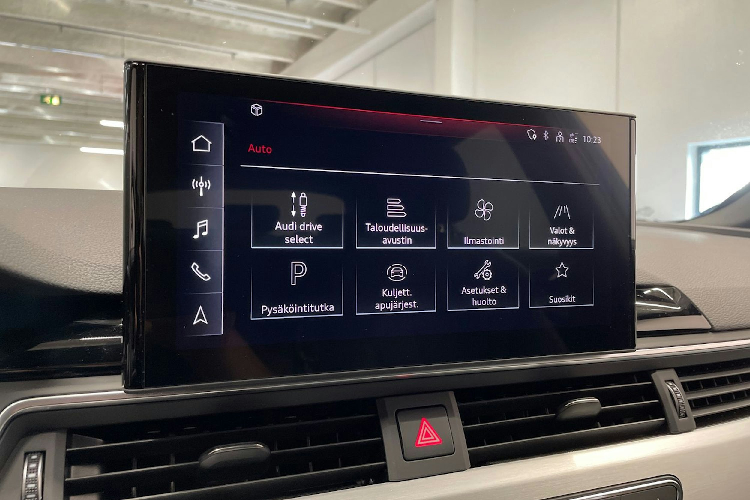 sininen Audi A4 2021 kuva 19.