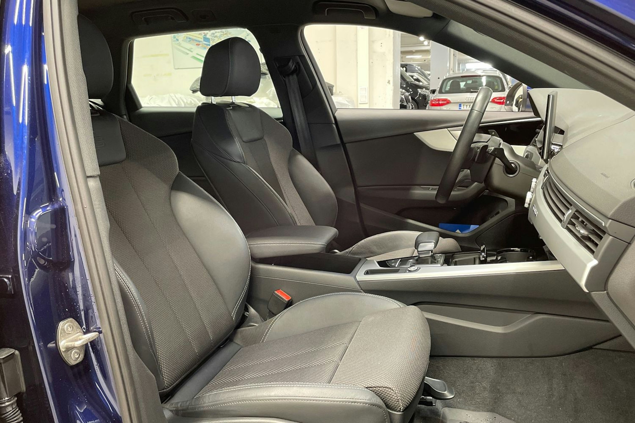sininen Audi A4 2021 kuva 31.