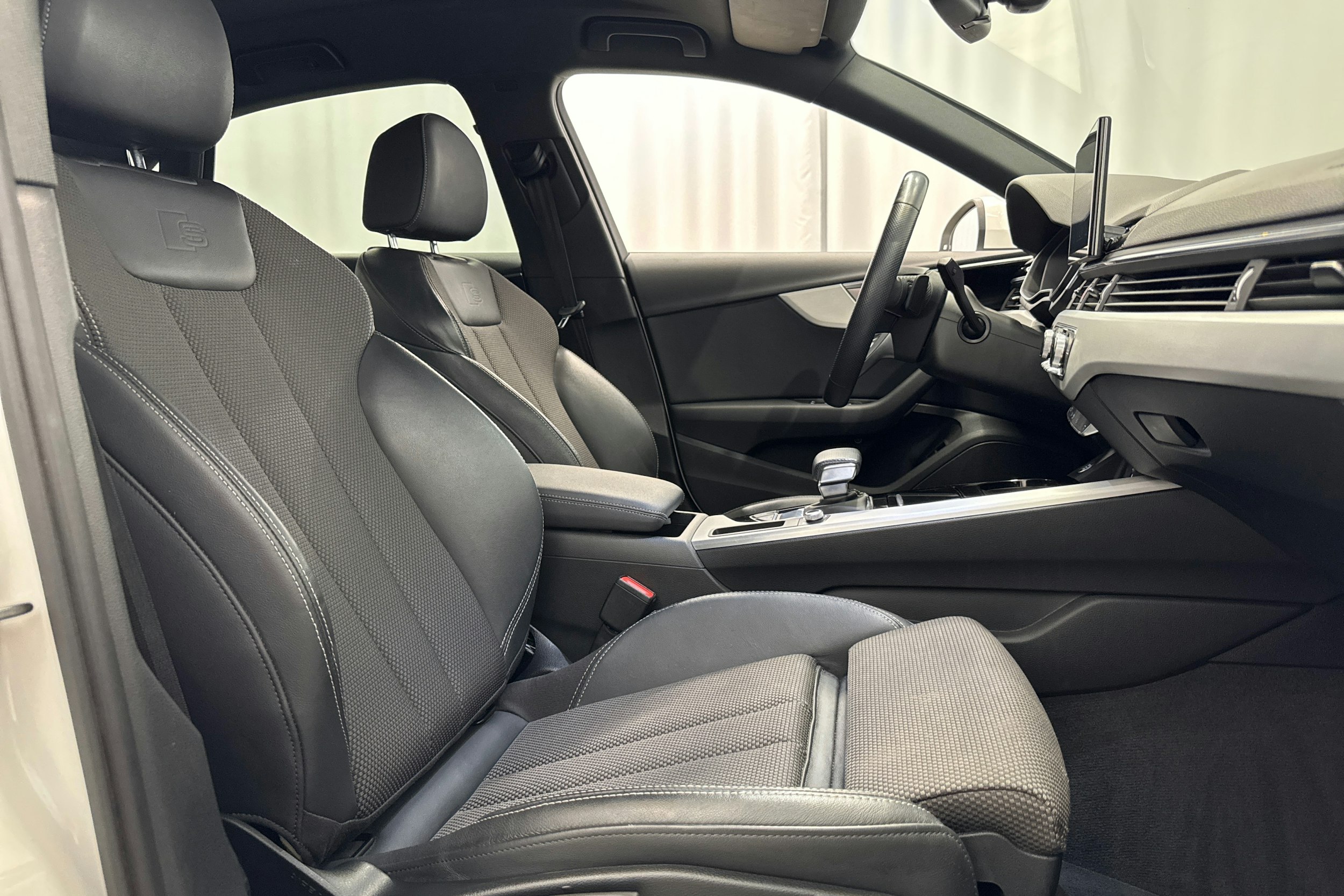 valkoinen Audi A4 2021 kuva 13.