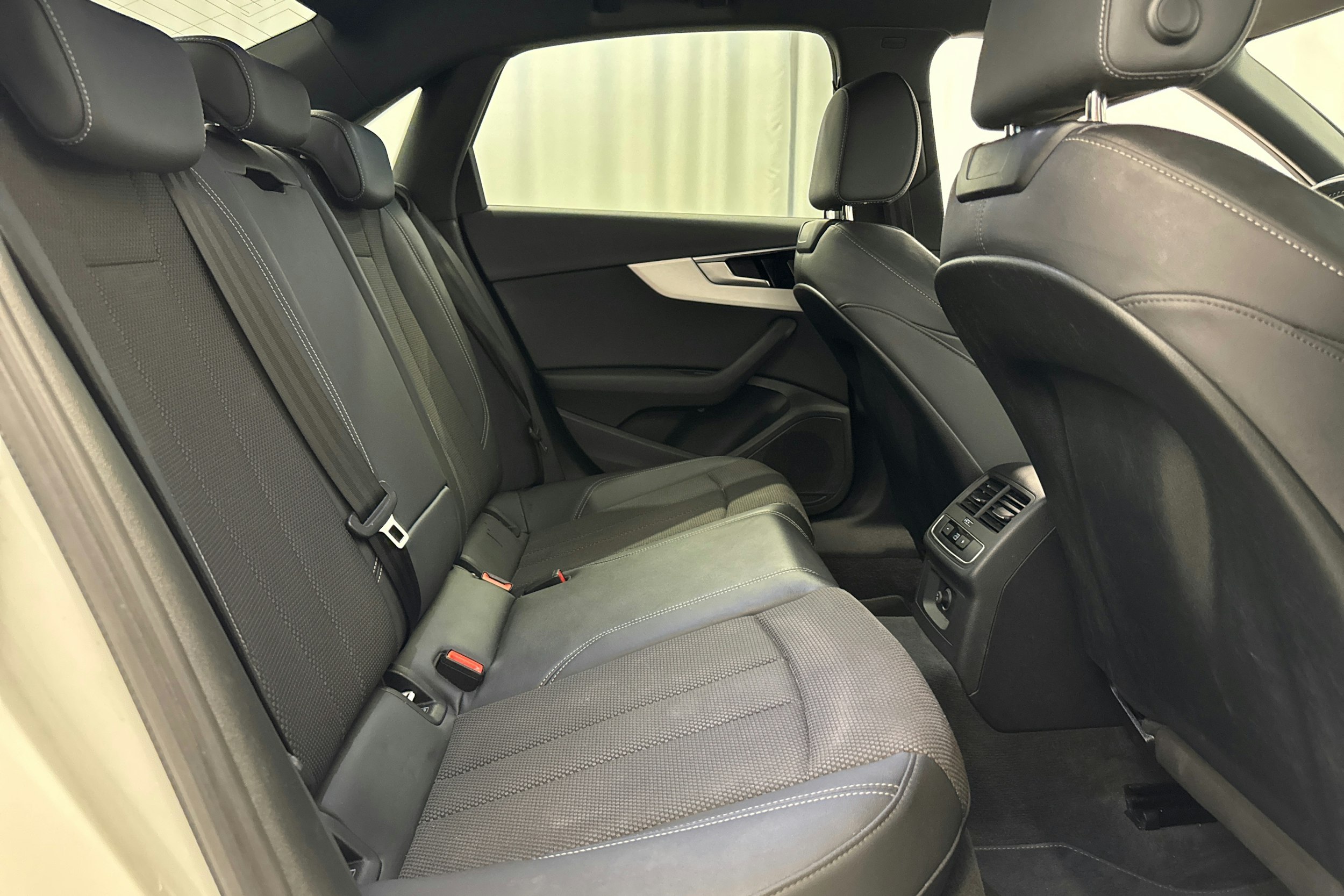 valkoinen Audi A4 2021 kuva 14.