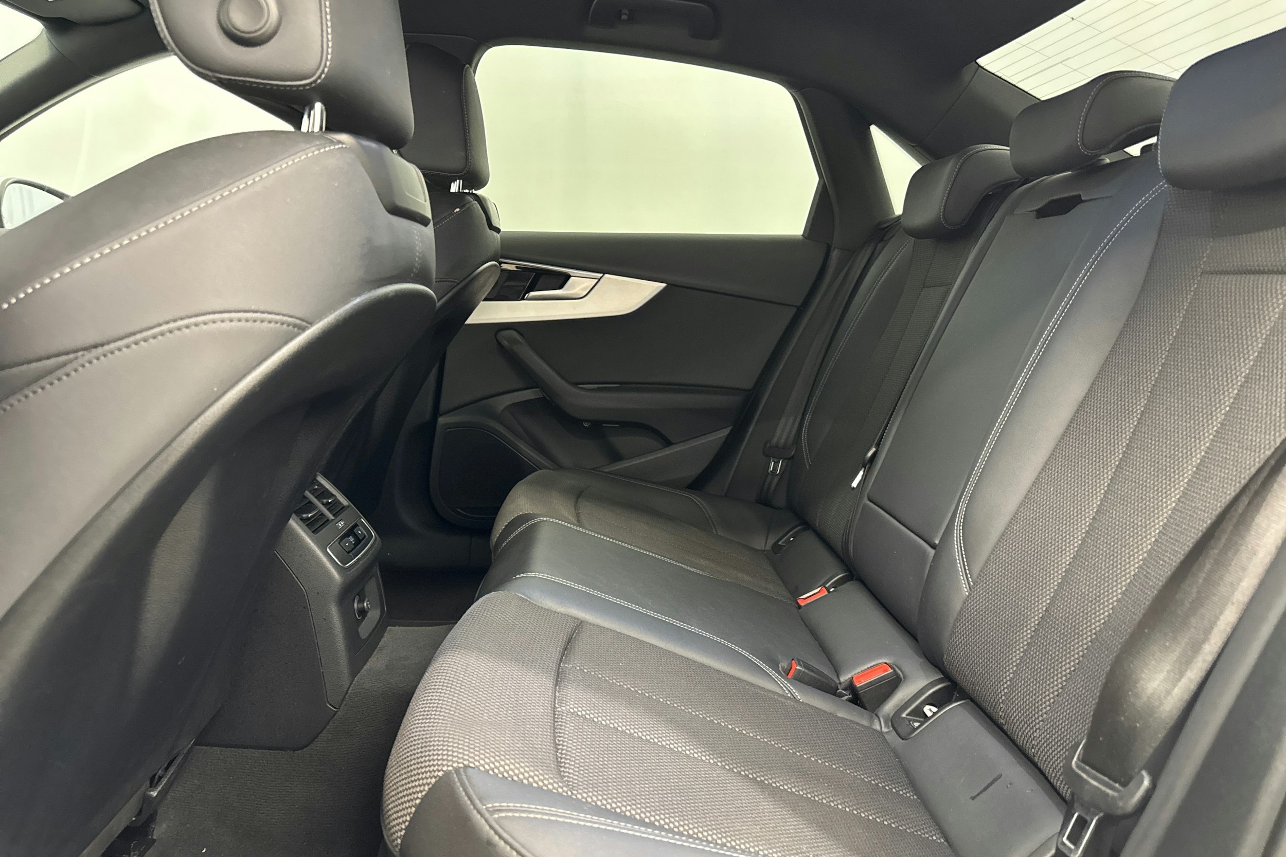 valkoinen Audi A4 2021 kuva 15.