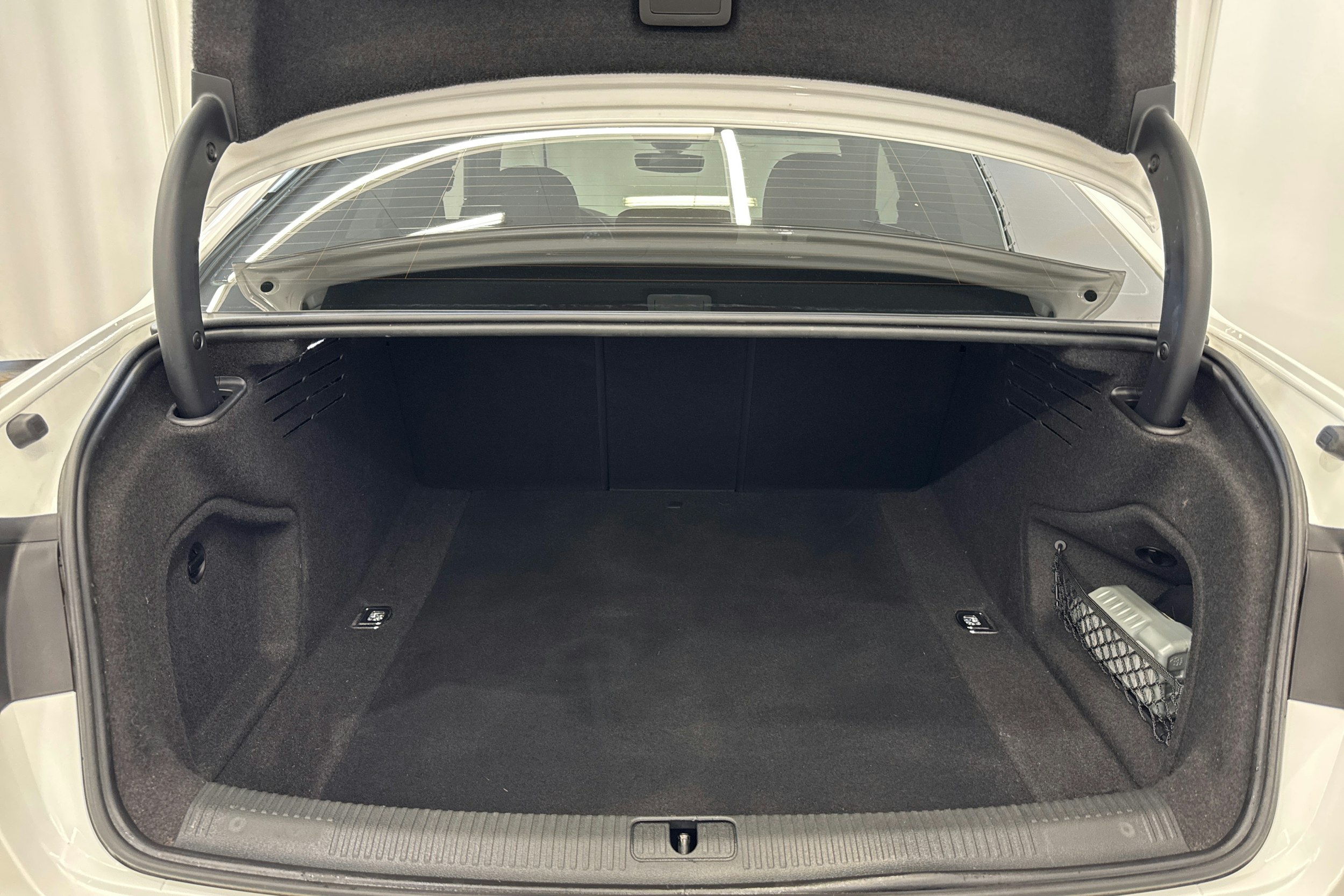 valkoinen Audi A4 2021 kuva 16.