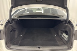 valkoinen Audi A4 2021 kuva 16.