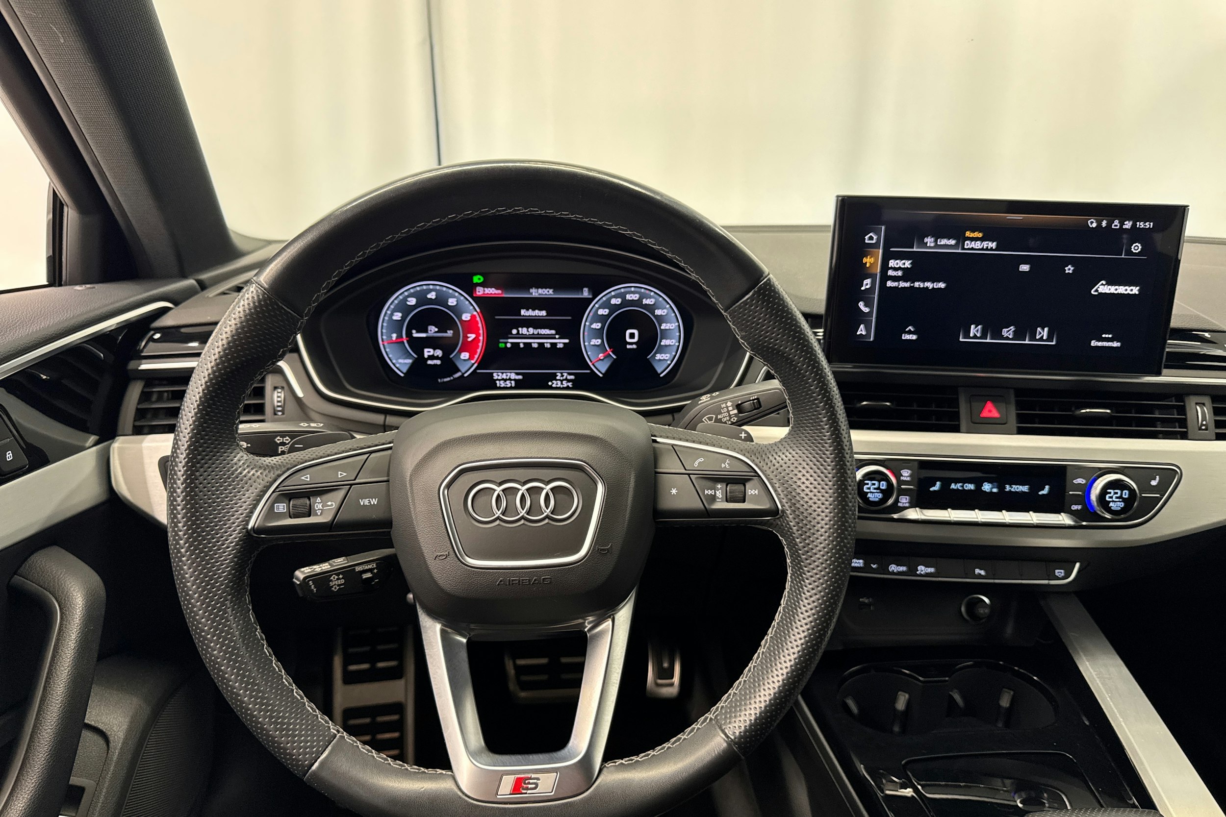valkoinen Audi A4 2021 kuva 17.