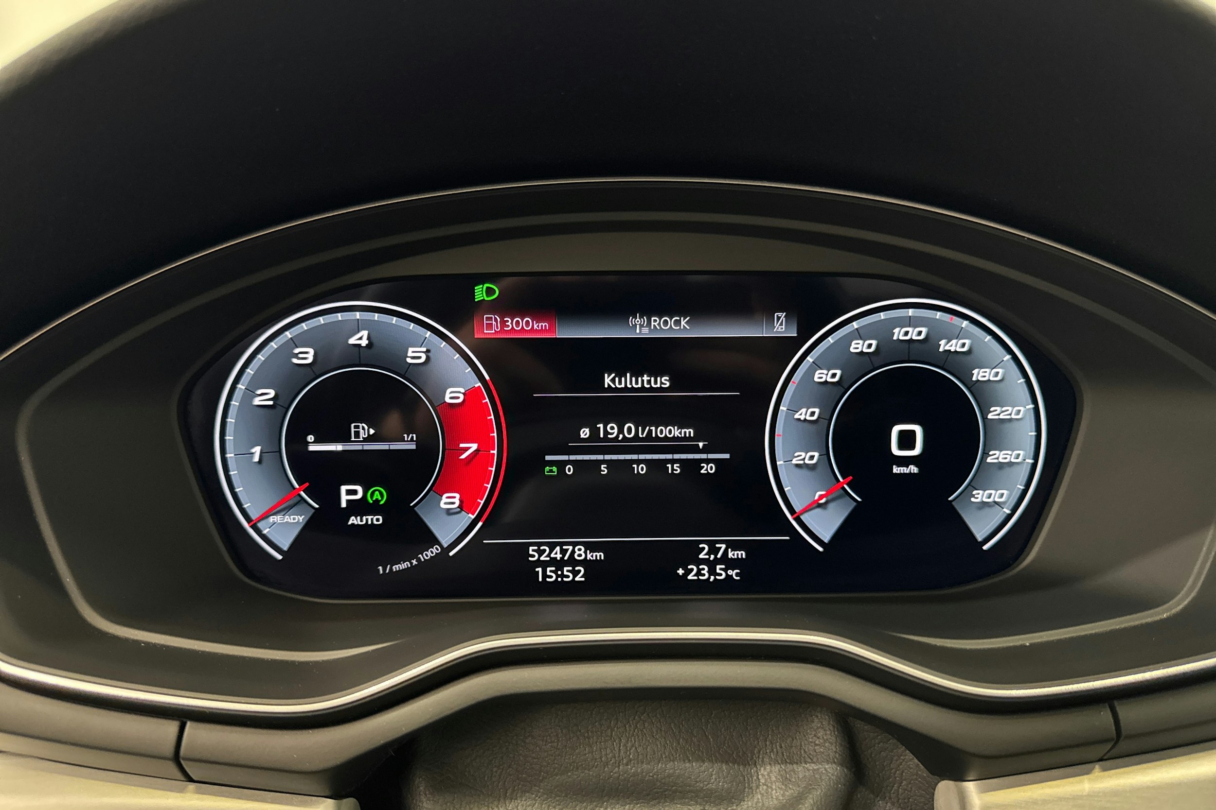 valkoinen Audi A4 2021 kuva 20.
