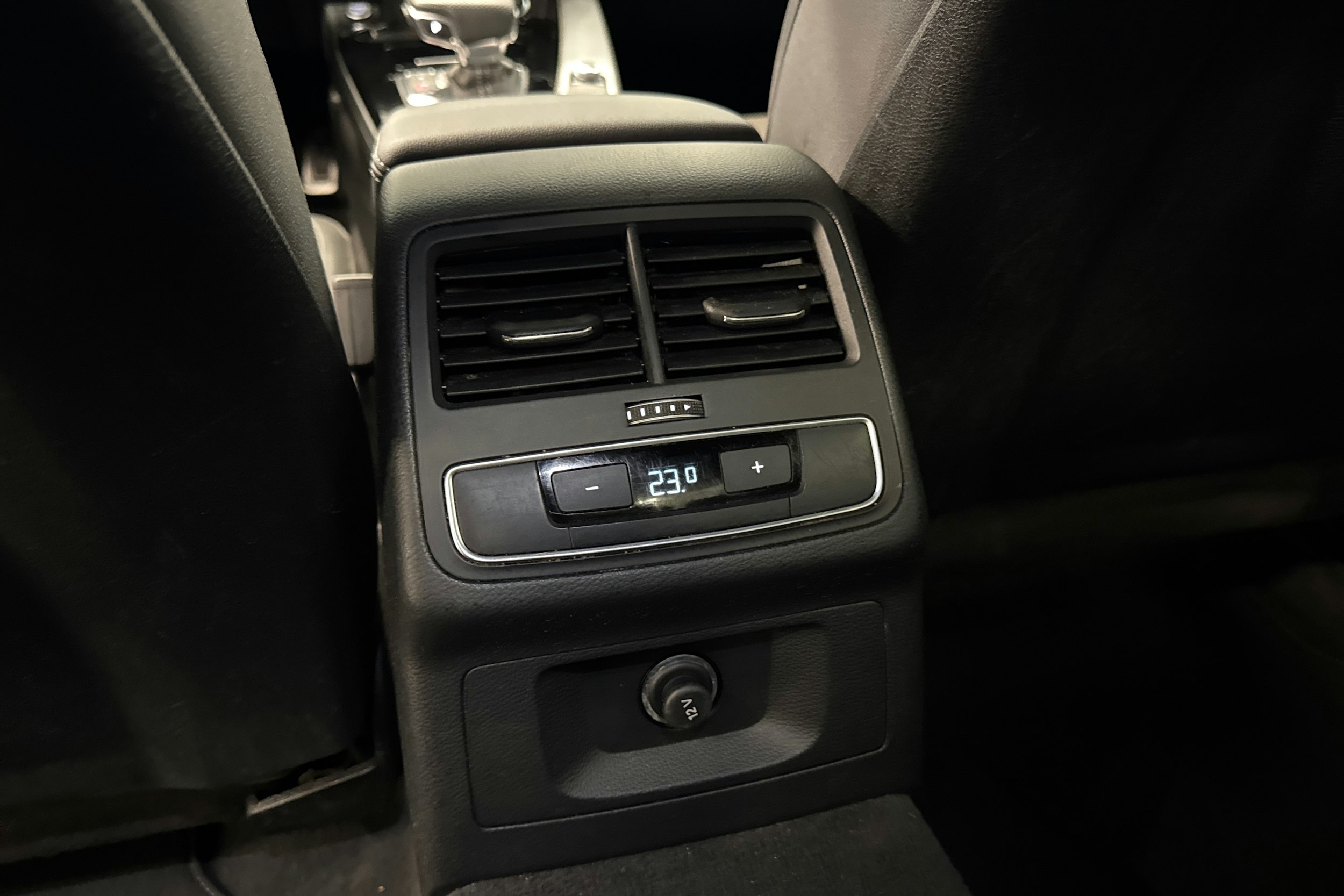 valkoinen Audi A4 2021 kuva 26.