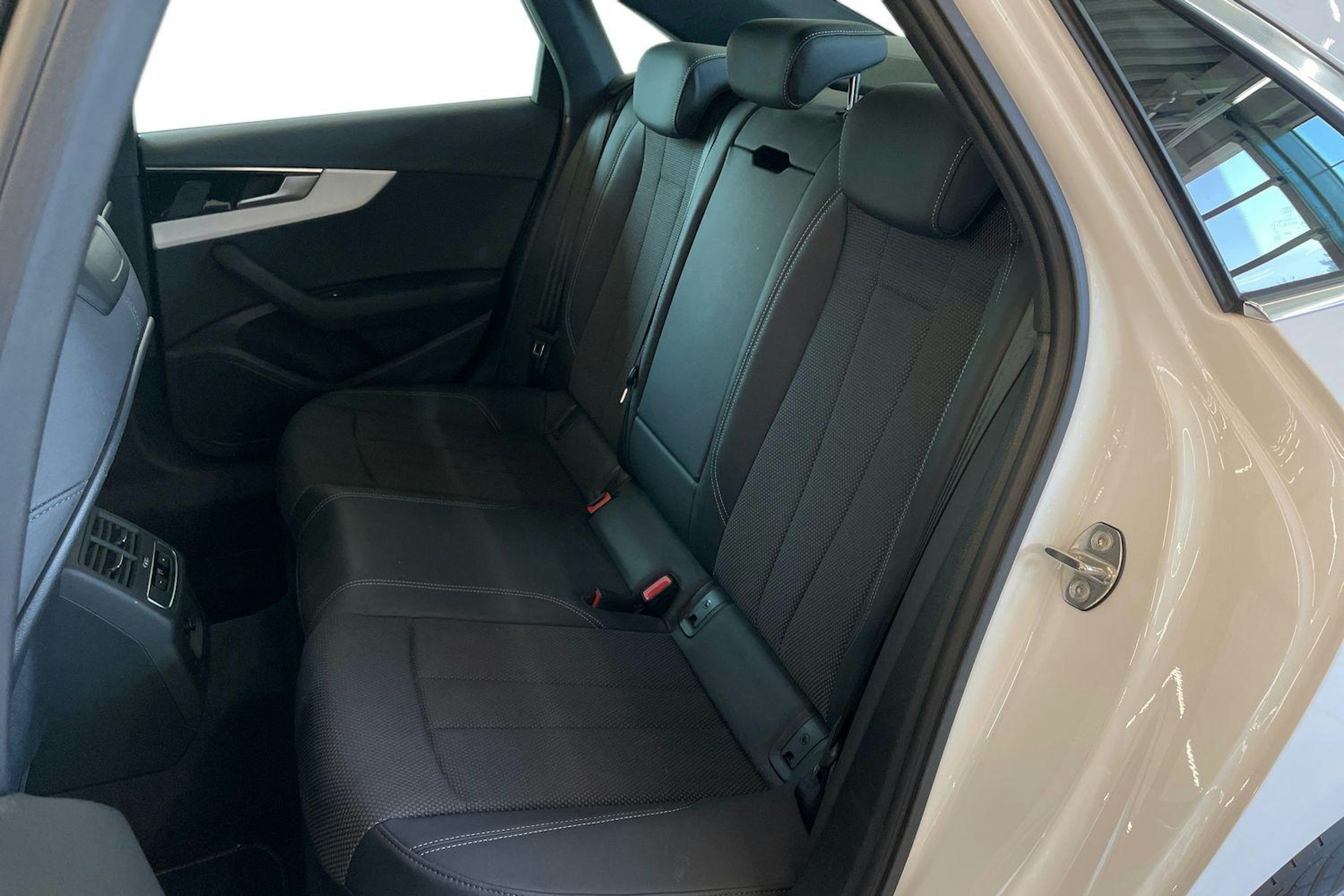 valkoinen Audi A4 2021 kuva 10.