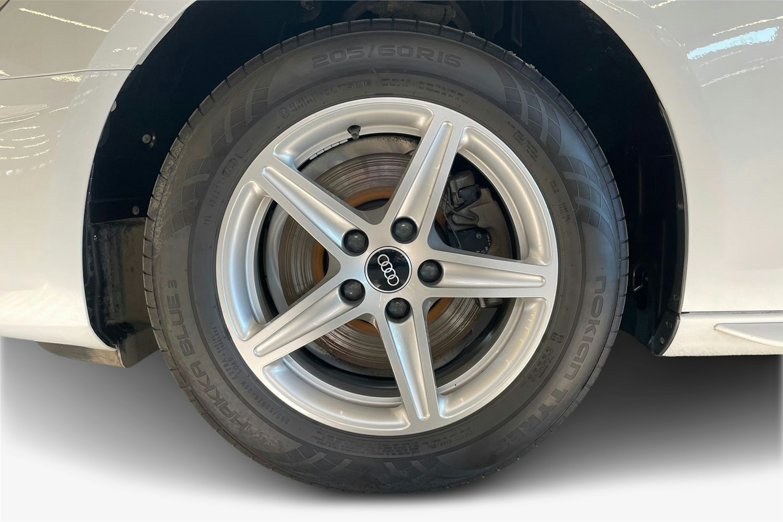 valkoinen Audi A4 2021 kuva 11.