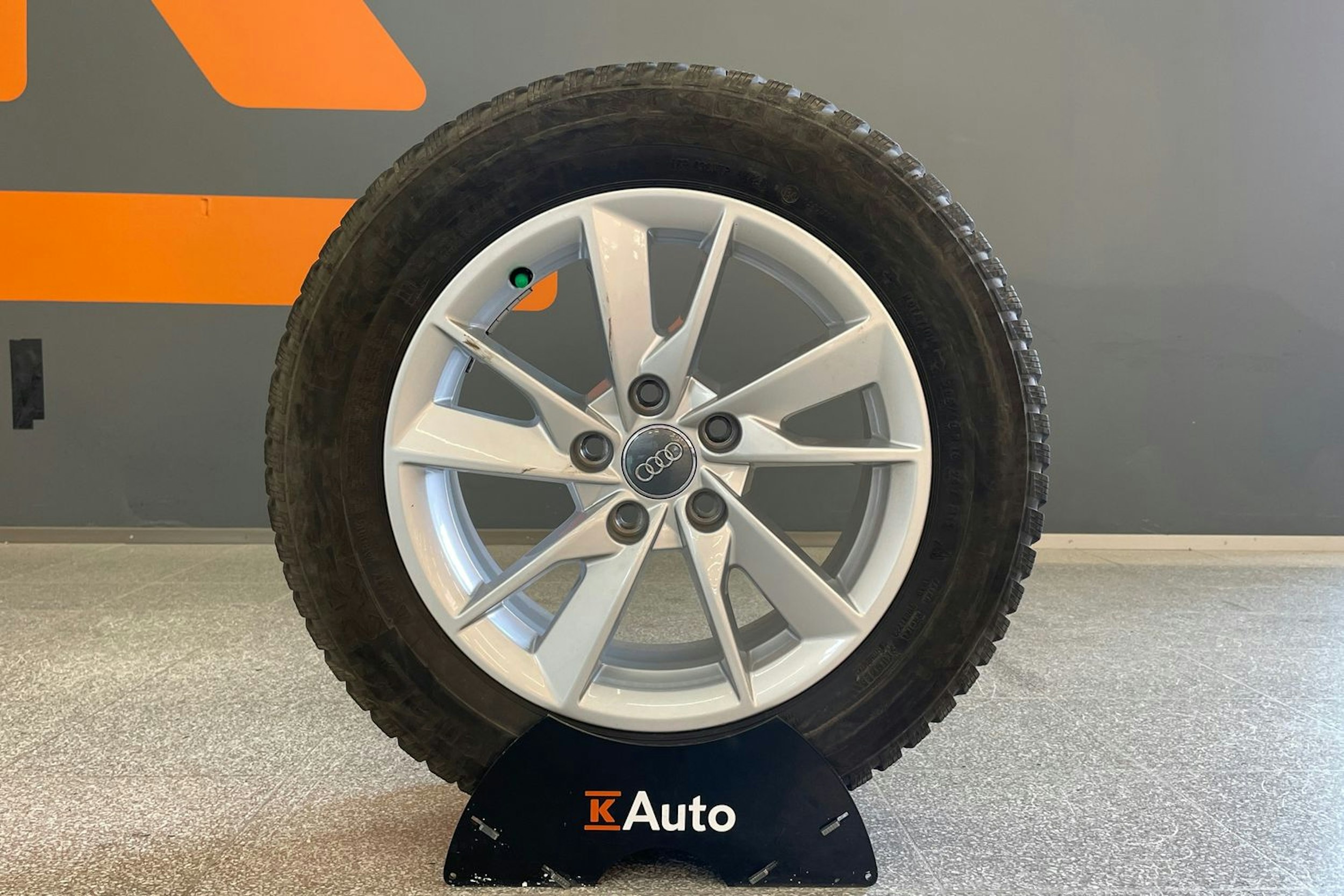 valkoinen Audi A4 2021 kuva 13.