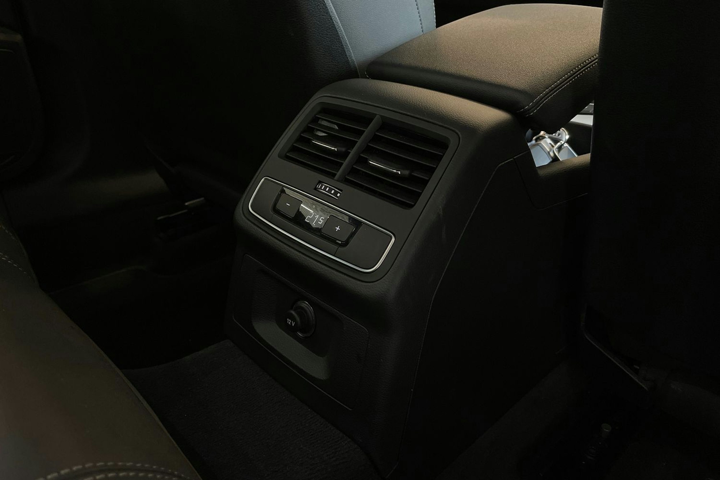 valkoinen Audi A4 2021 kuva 29.