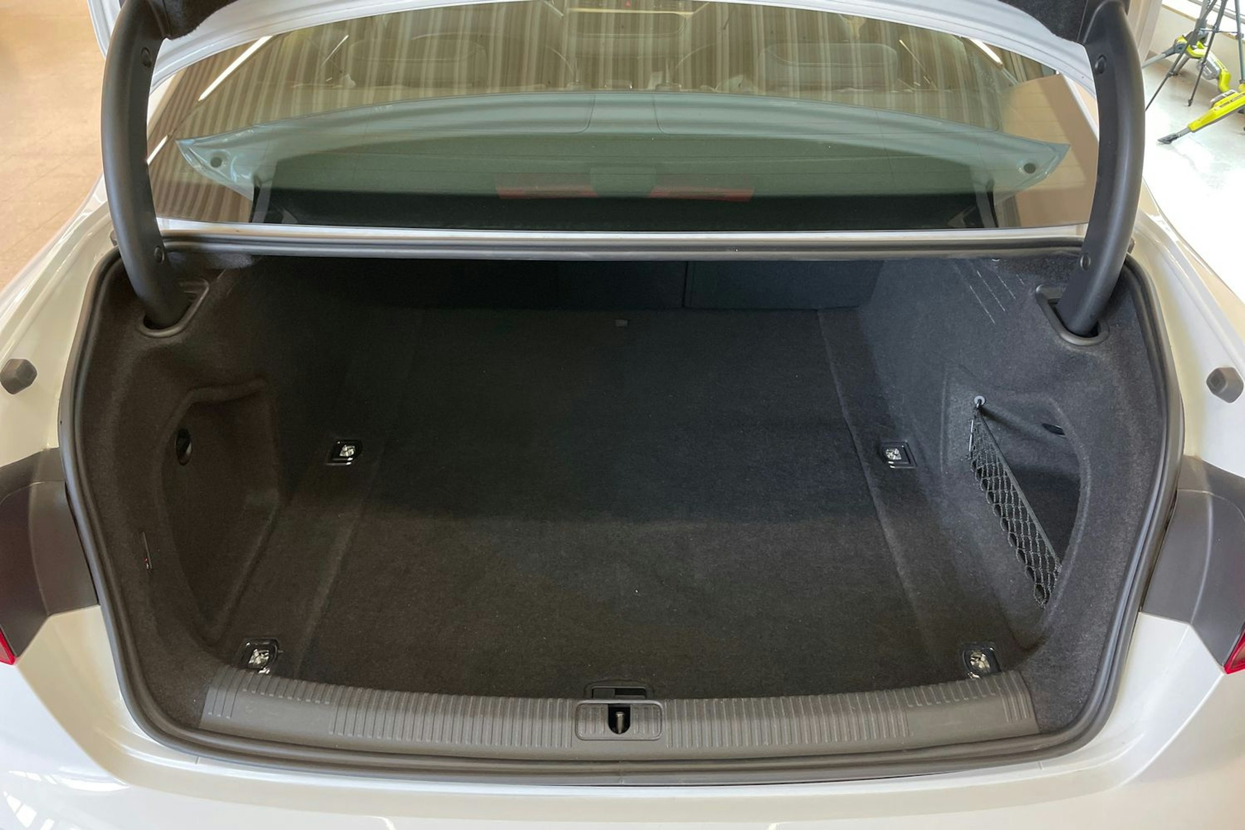 valkoinen Audi A4 2021 kuva 30.