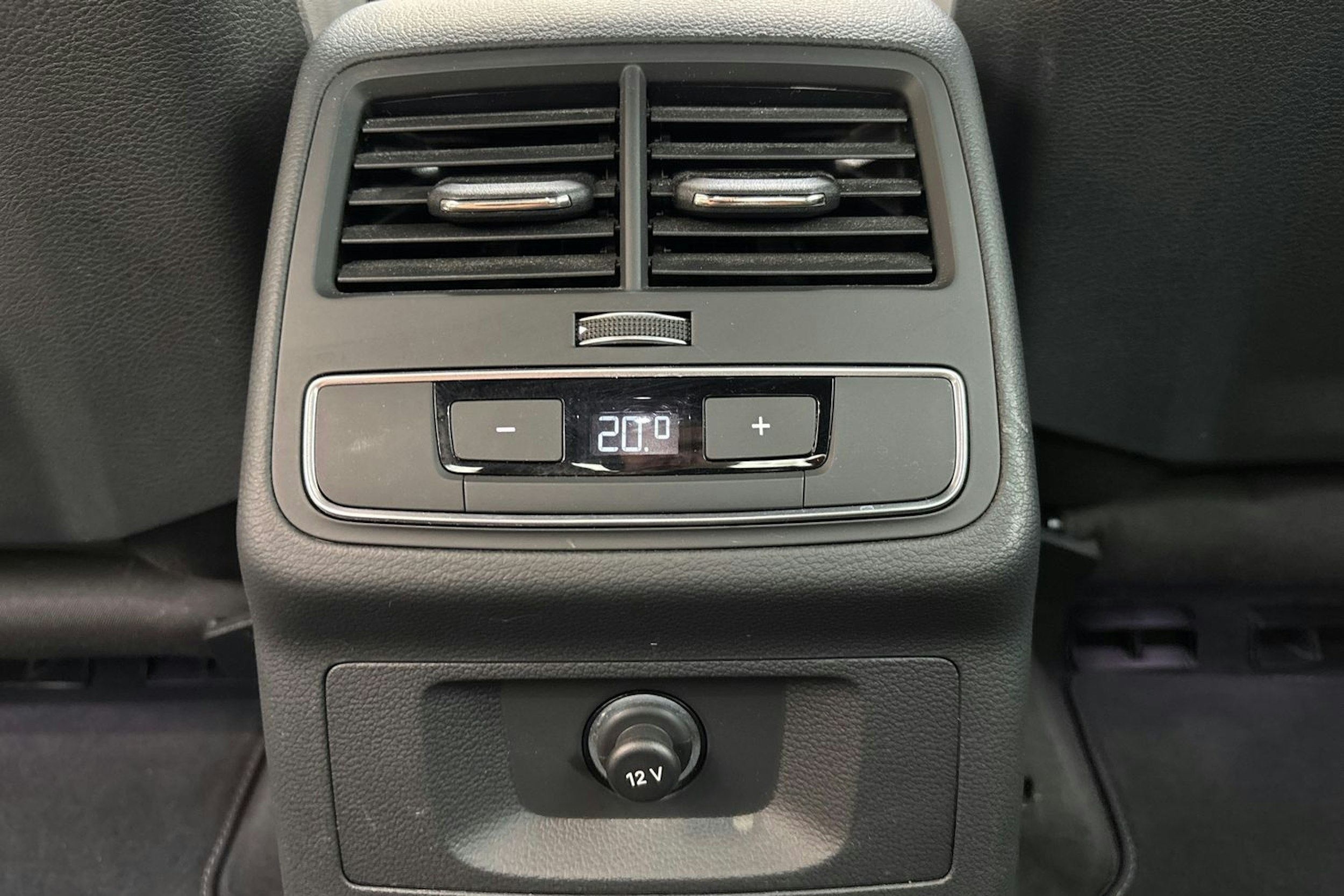 vihreä Audi A4 2021 kuva 16.