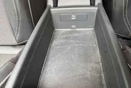 vihreä Audi A4 2021 kuva 26.