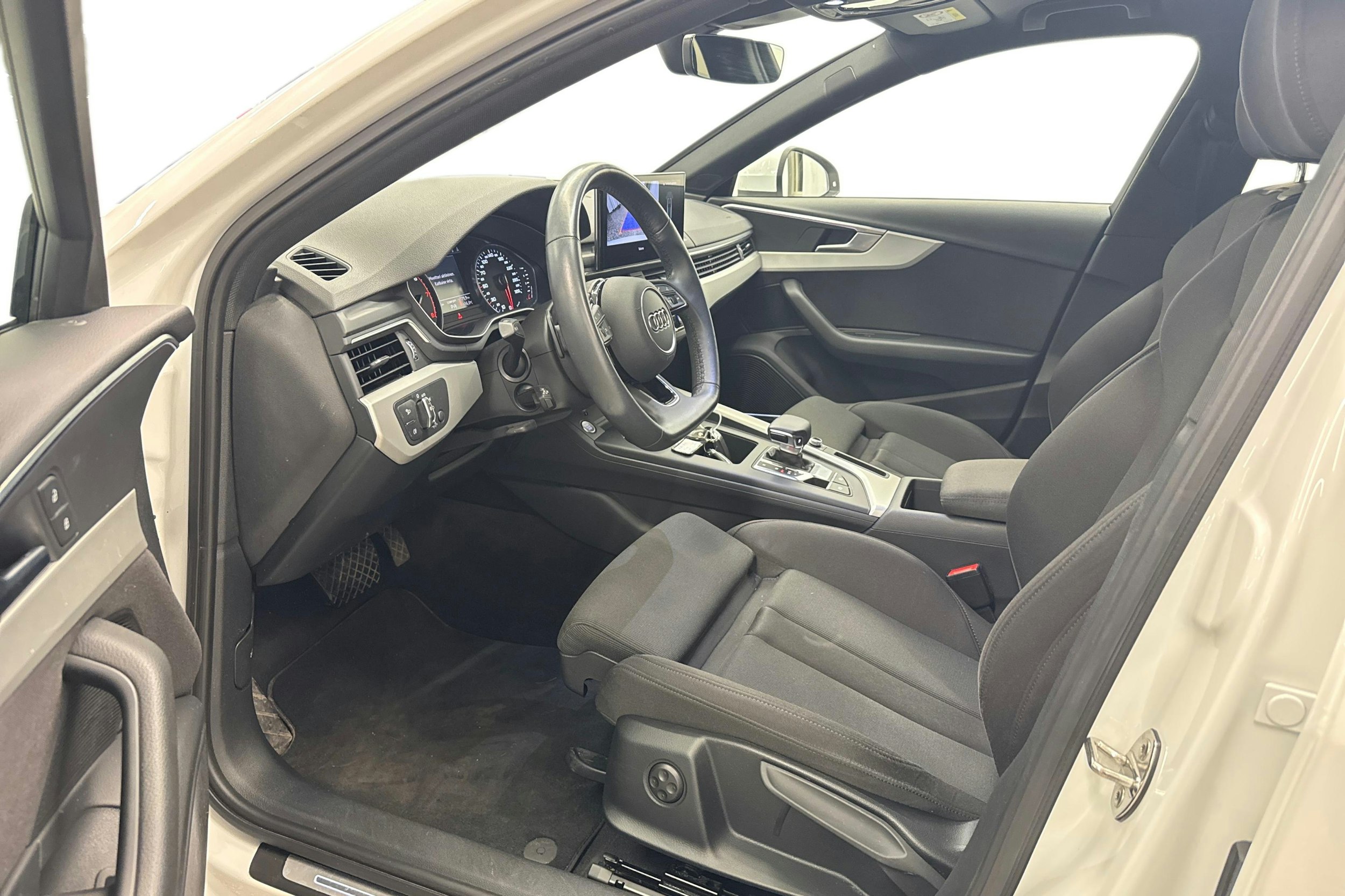 Valkoinen Audi A4 2021 kuva 7.
