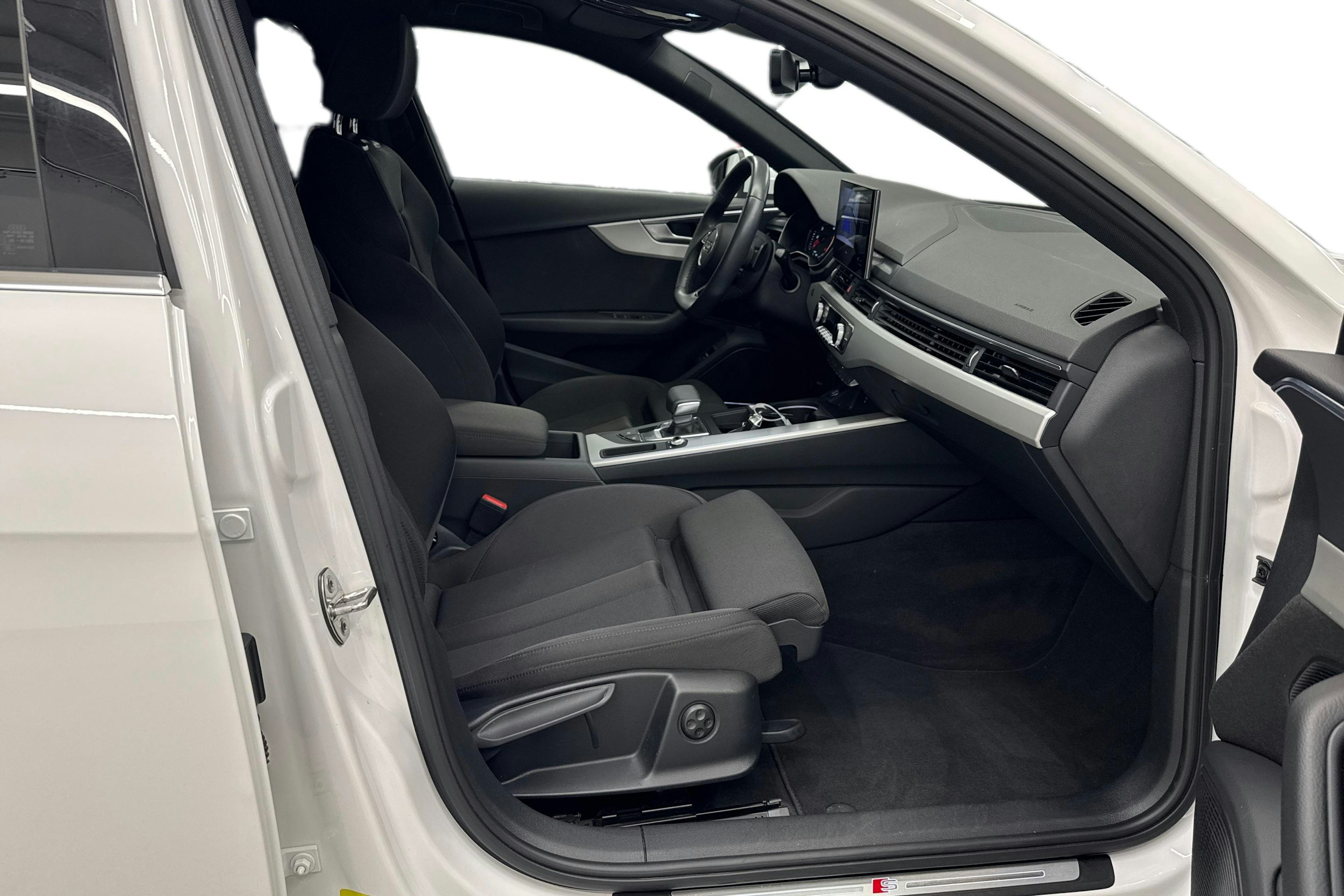 Valkoinen Audi A4 2021 kuva 10.