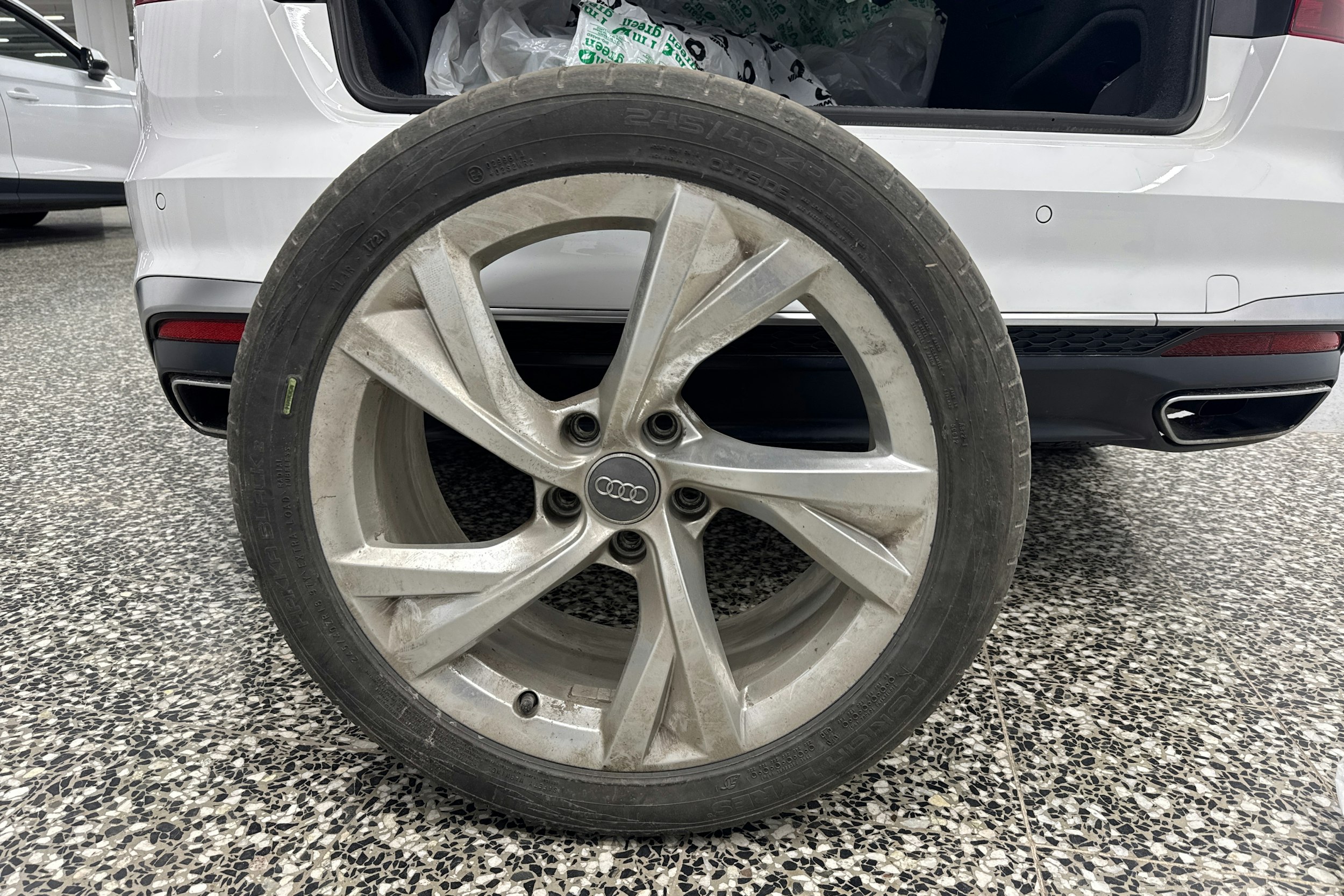 Valkoinen Audi A4 2021 kuva 13.