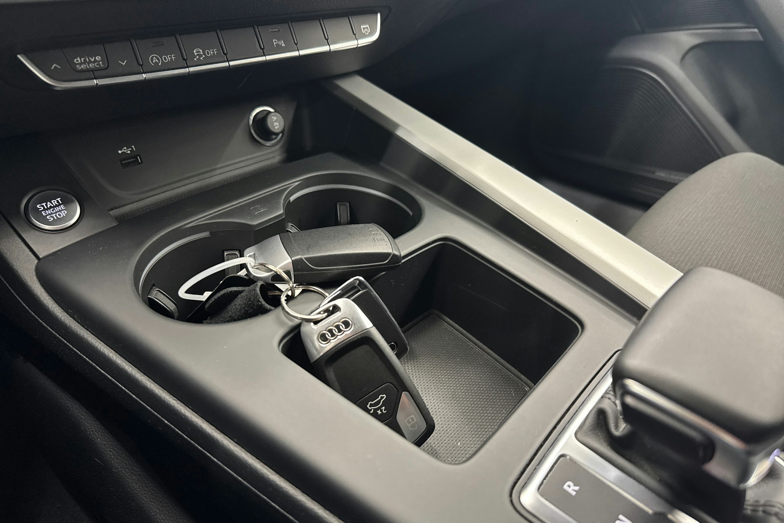 Valkoinen Audi A4 2021 kuva 22.