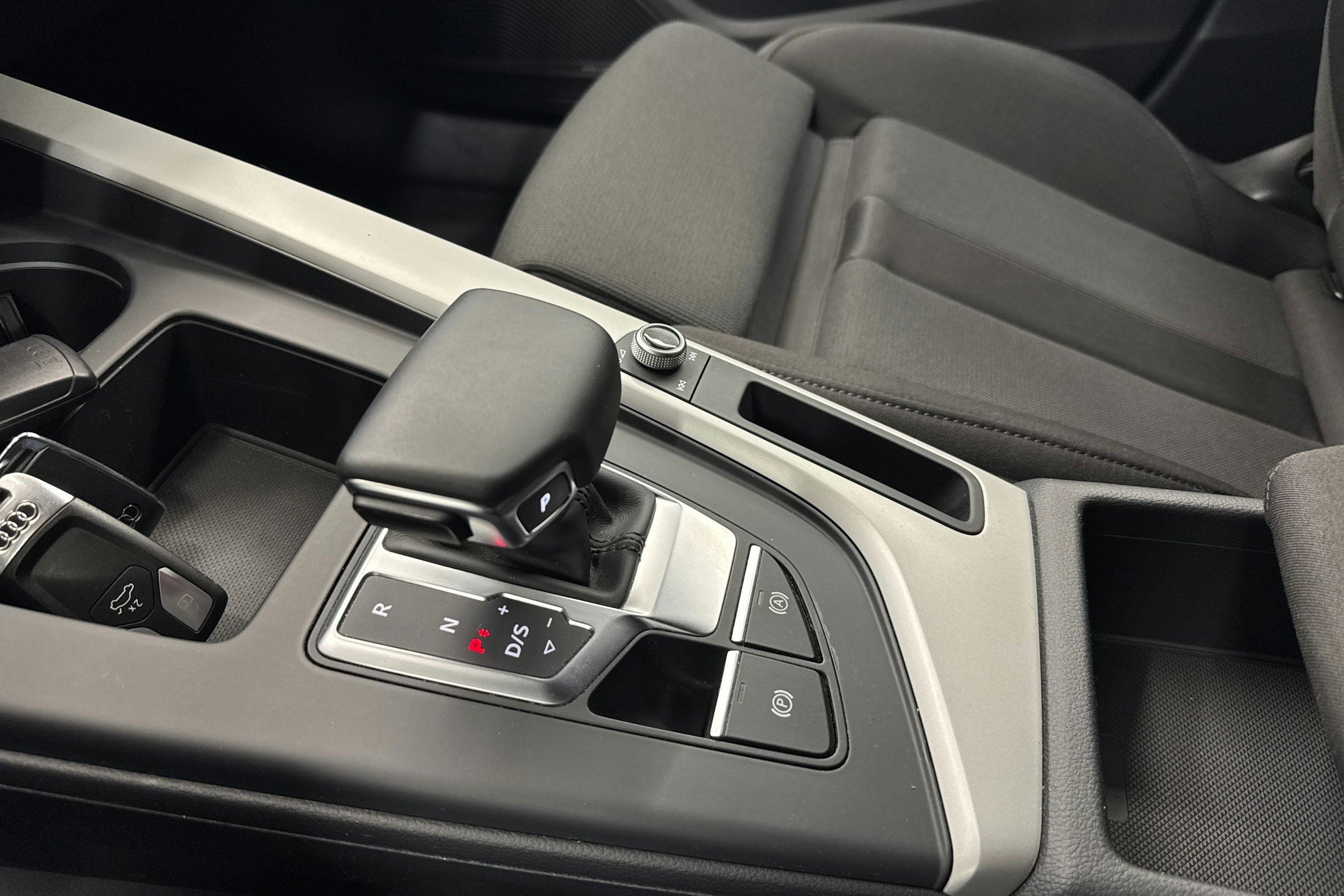 Valkoinen Audi A4 2021 kuva 23.