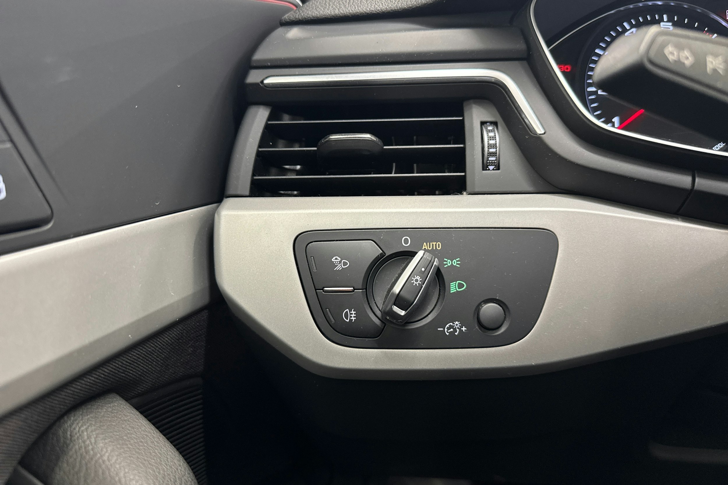 Valkoinen Audi A4 2021 kuva 25.