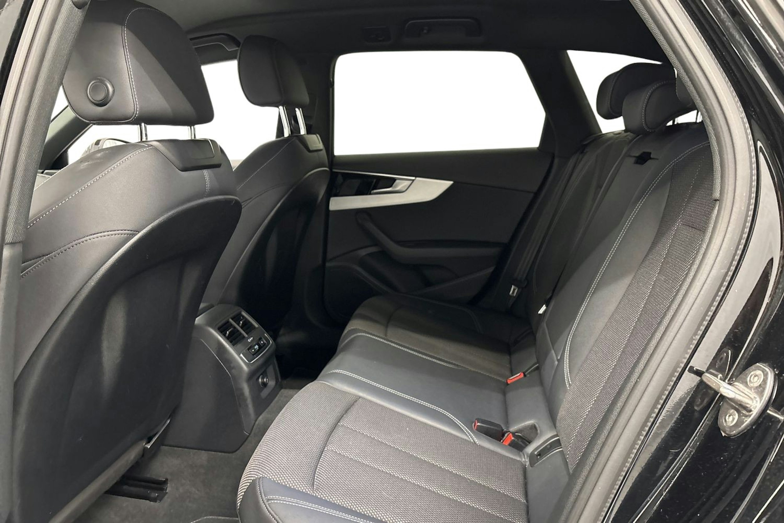 musta Audi A4 2021 kuva 10.