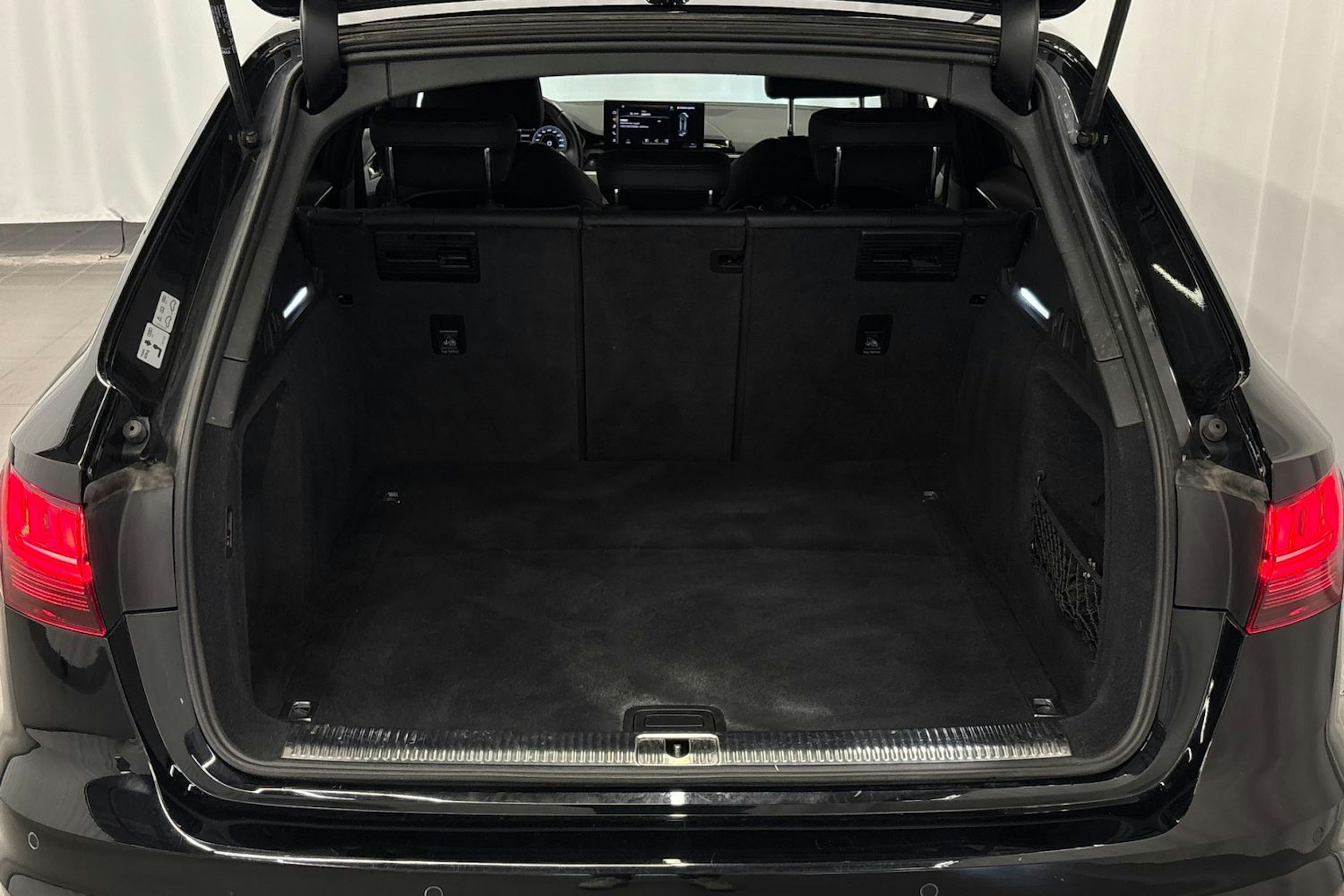 musta Audi A4 2021 kuva 16.