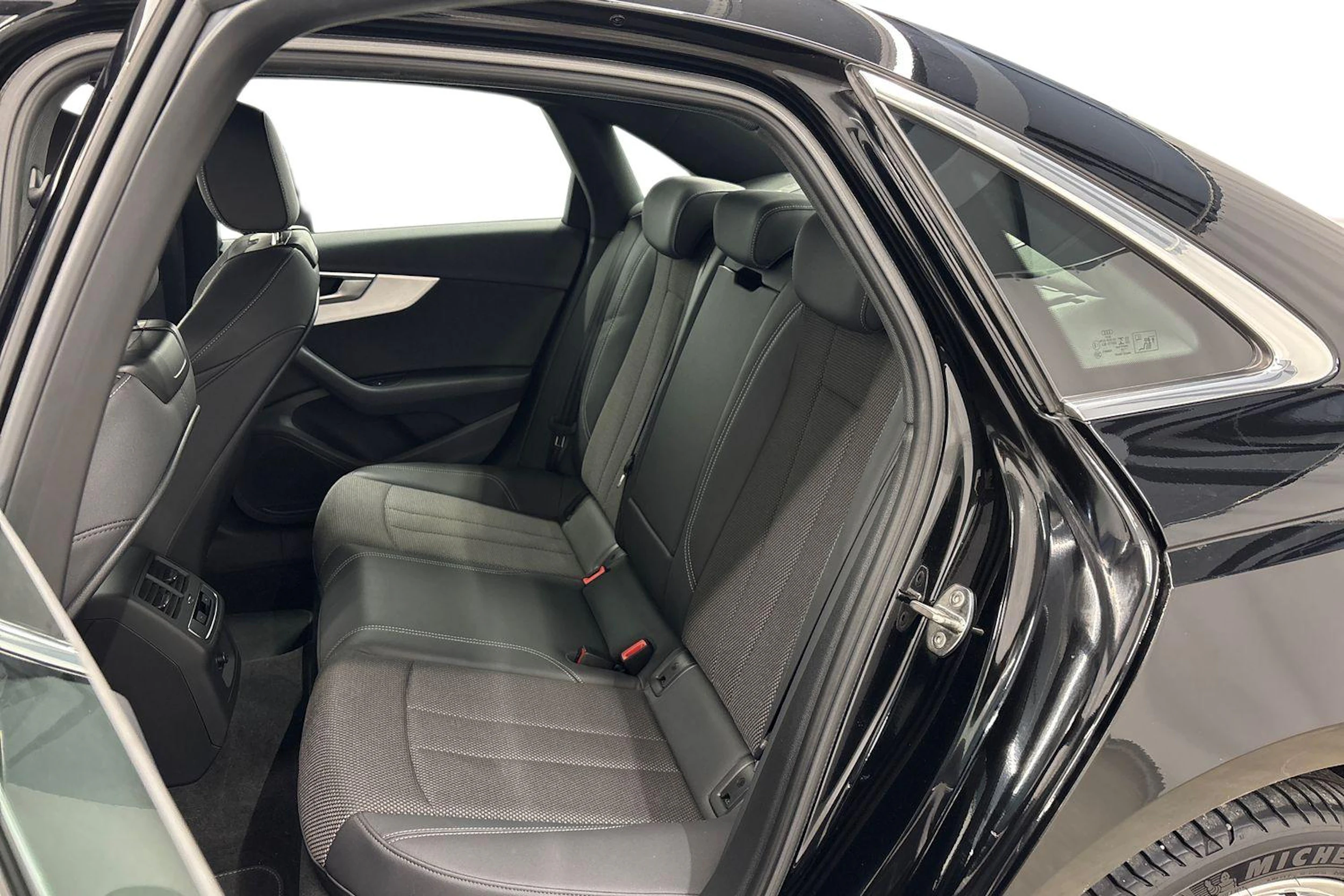 musta Audi A4 2021 kuva 8.