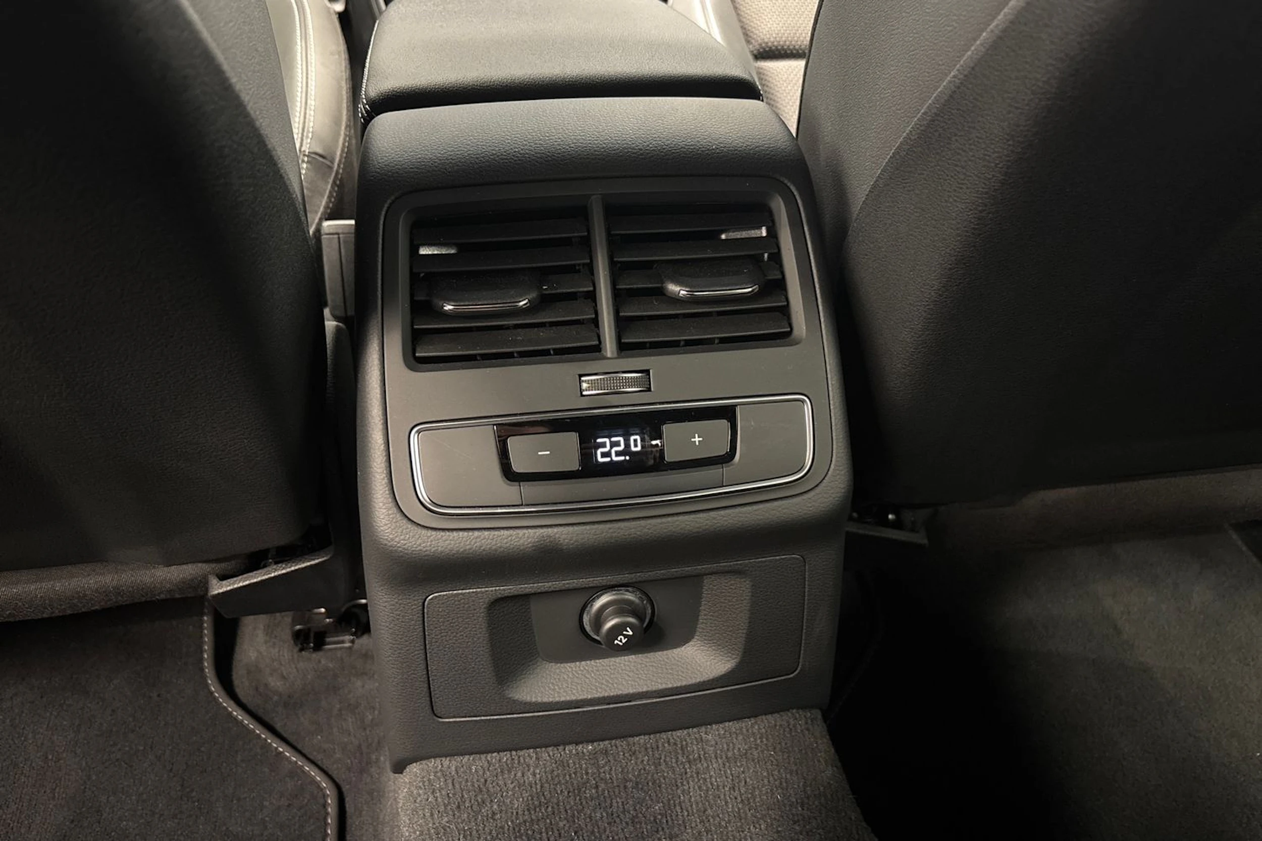 musta Audi A4 2021 kuva 17.