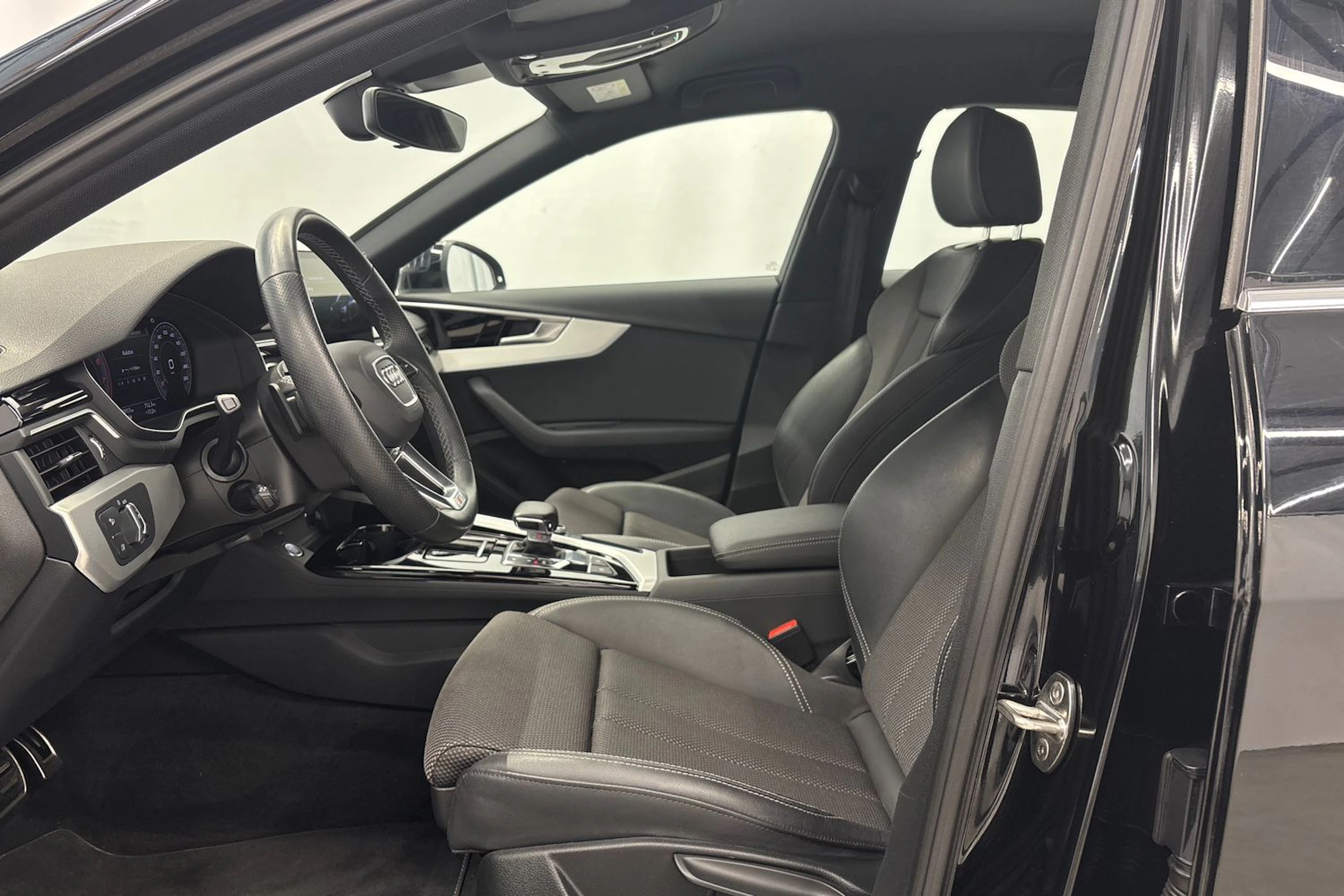 musta Audi A4 2021 kuva 18.