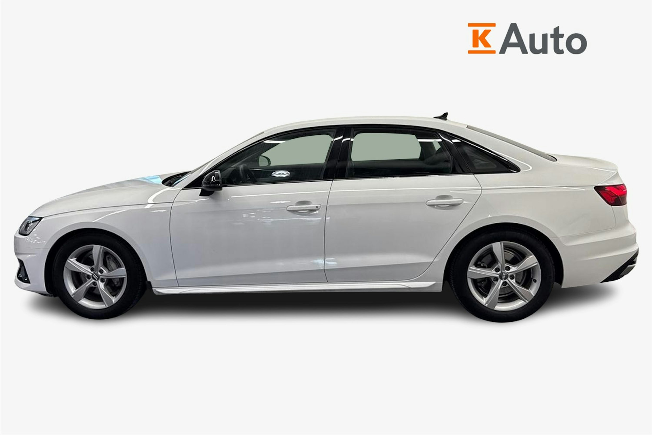 valkoinen Audi A4 2021 kuva 6.