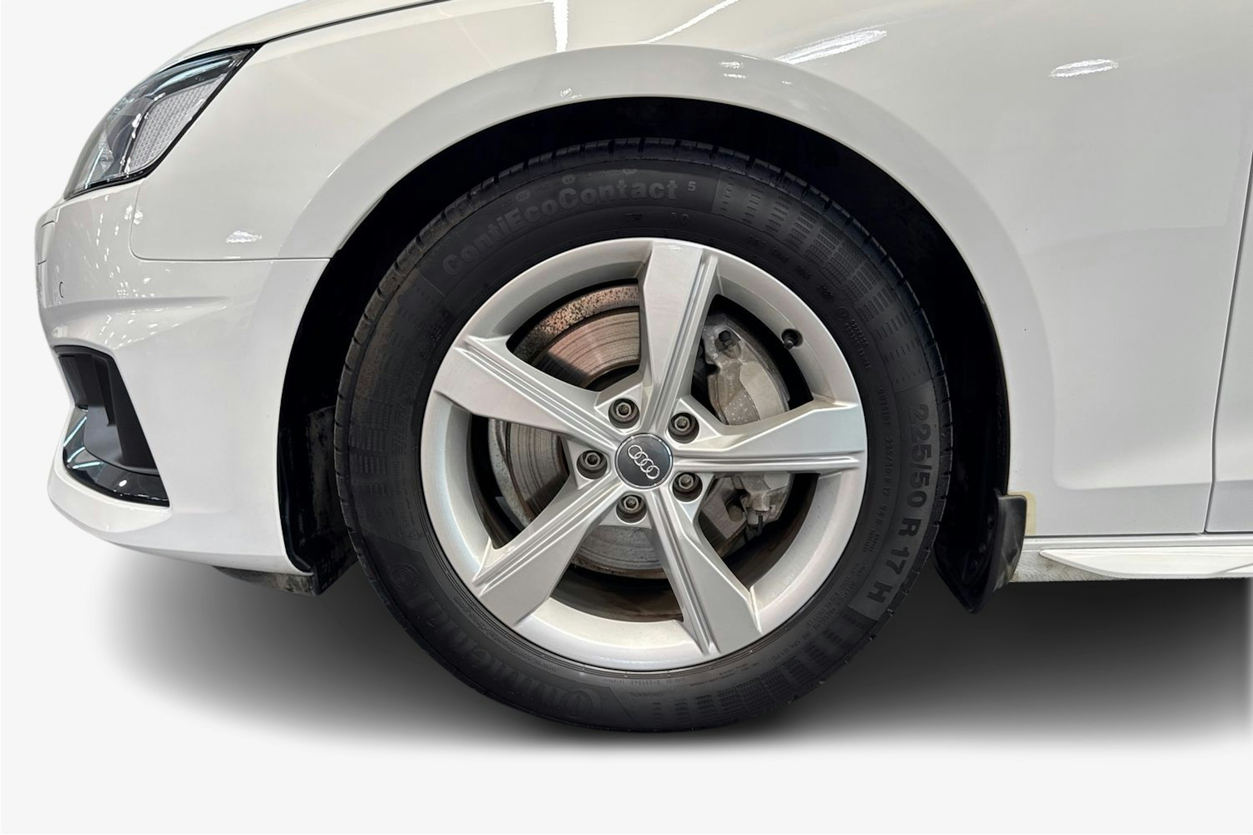 valkoinen Audi A4 2021 kuva 11.