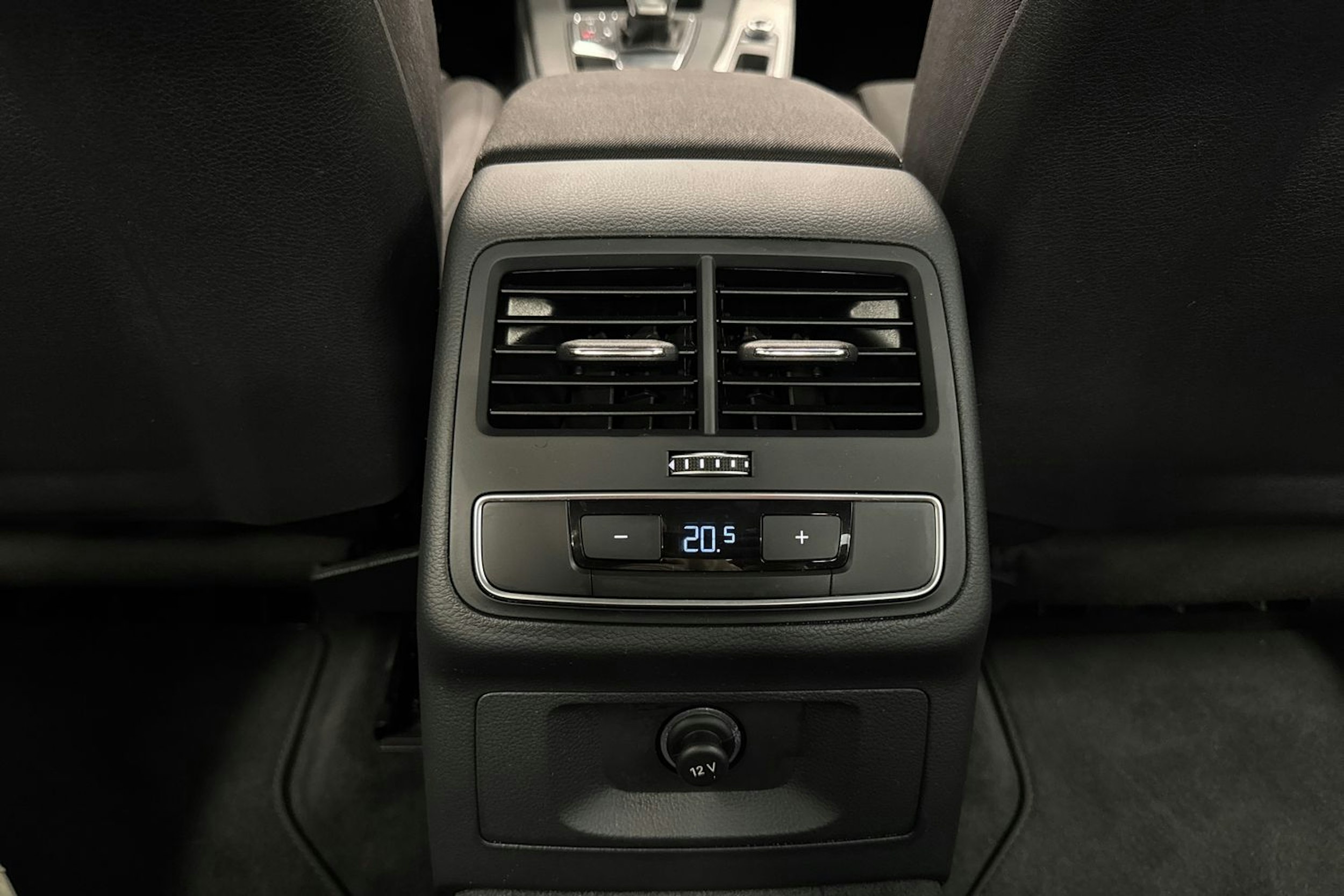 valkoinen Audi A4 2021 kuva 15.
