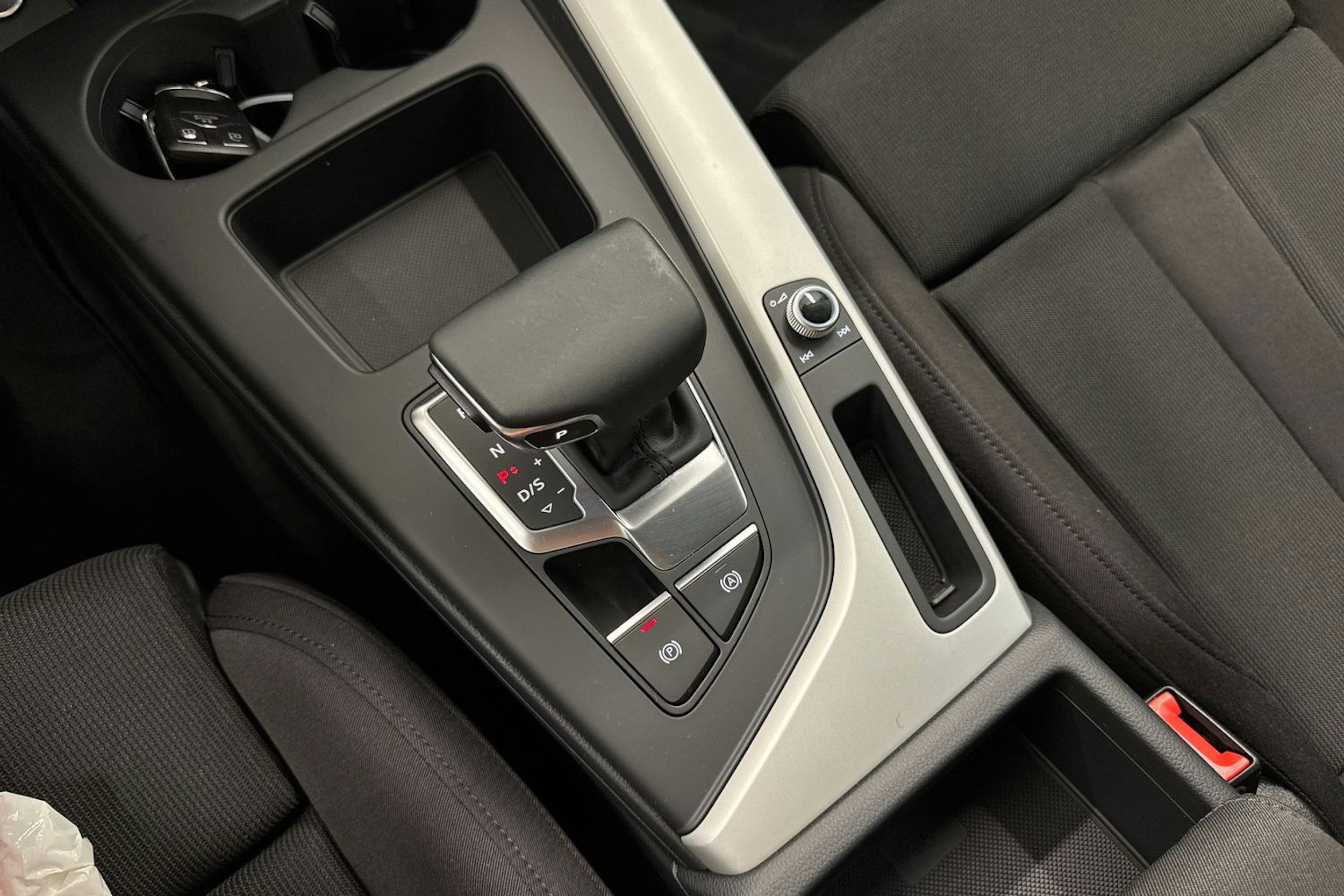 valkoinen Audi A4 2021 kuva 23.