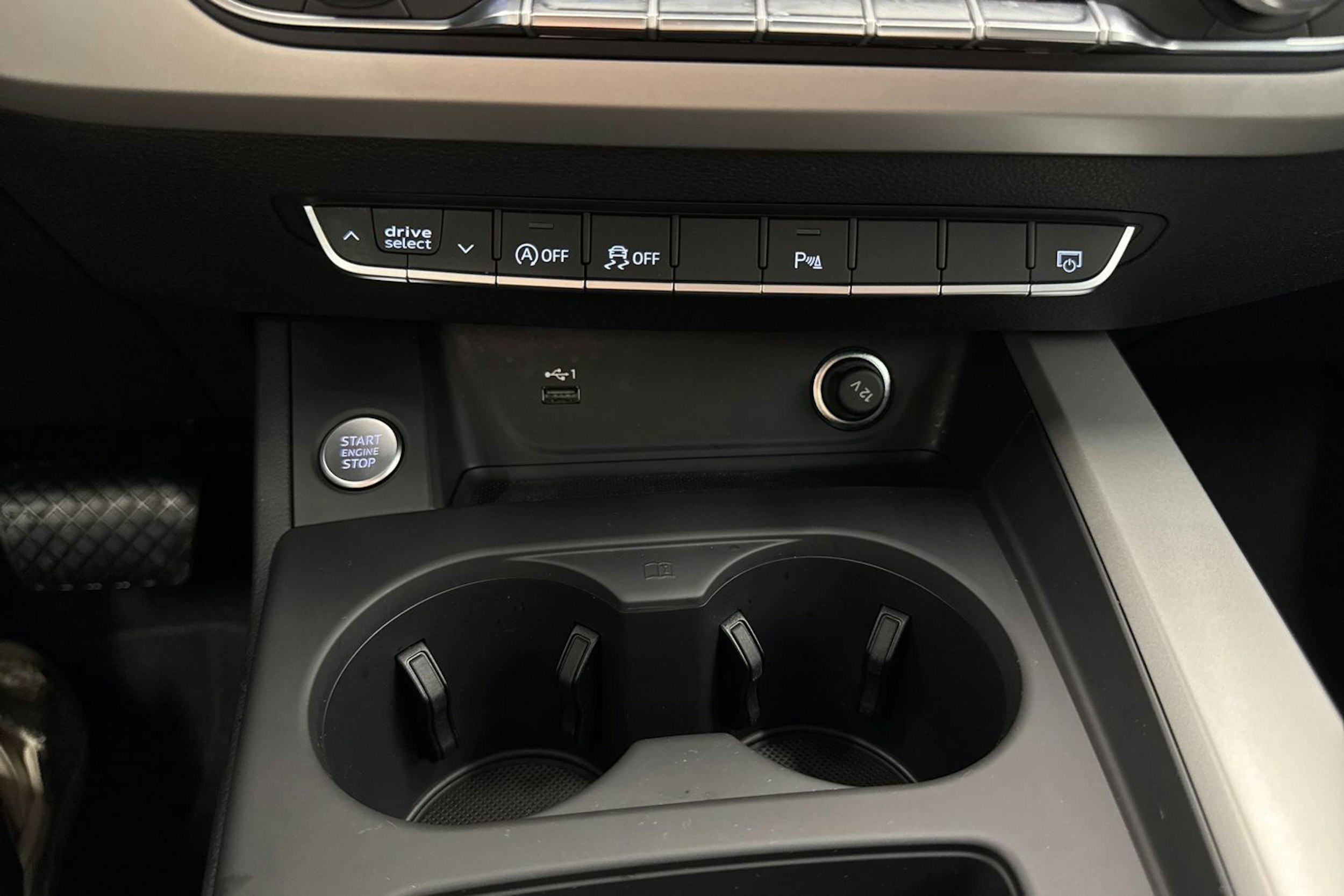 valkoinen Audi A4 2021 kuva 24.