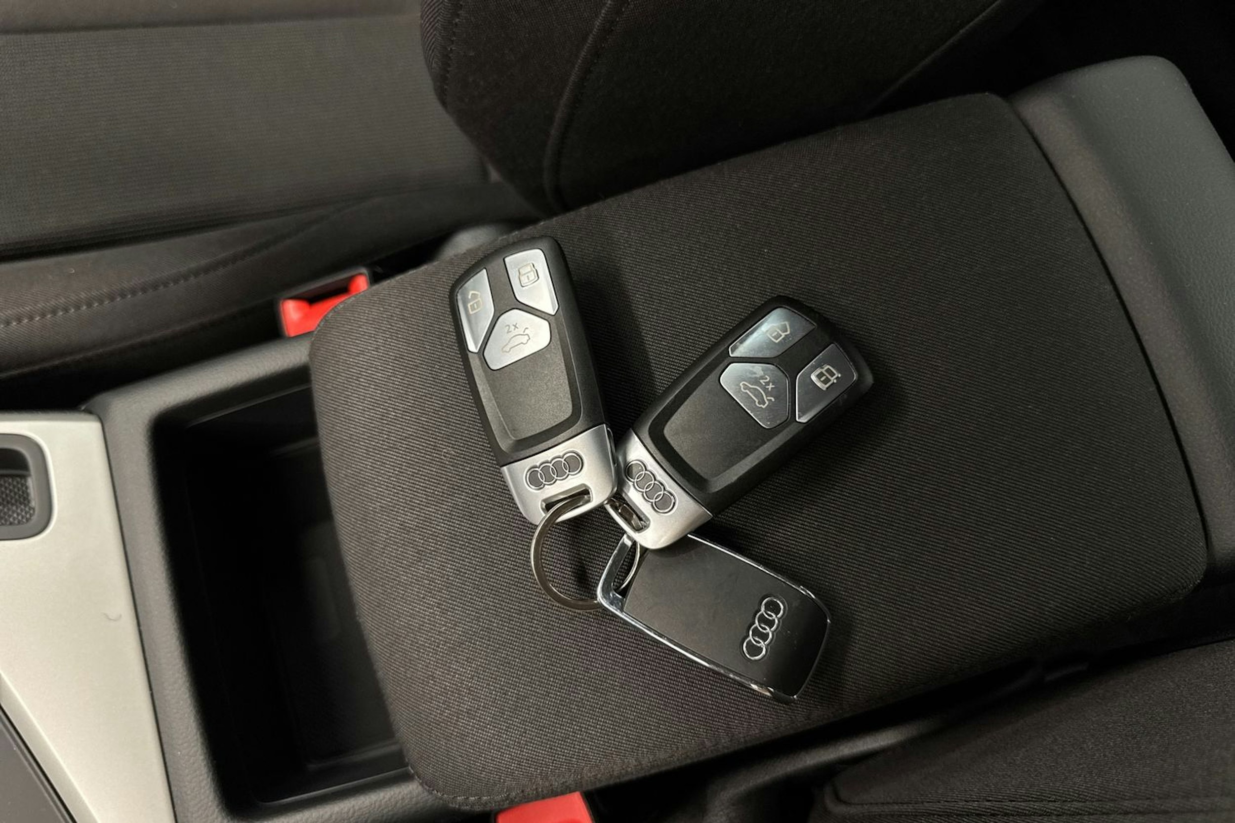 valkoinen Audi A4 2021 kuva 27.