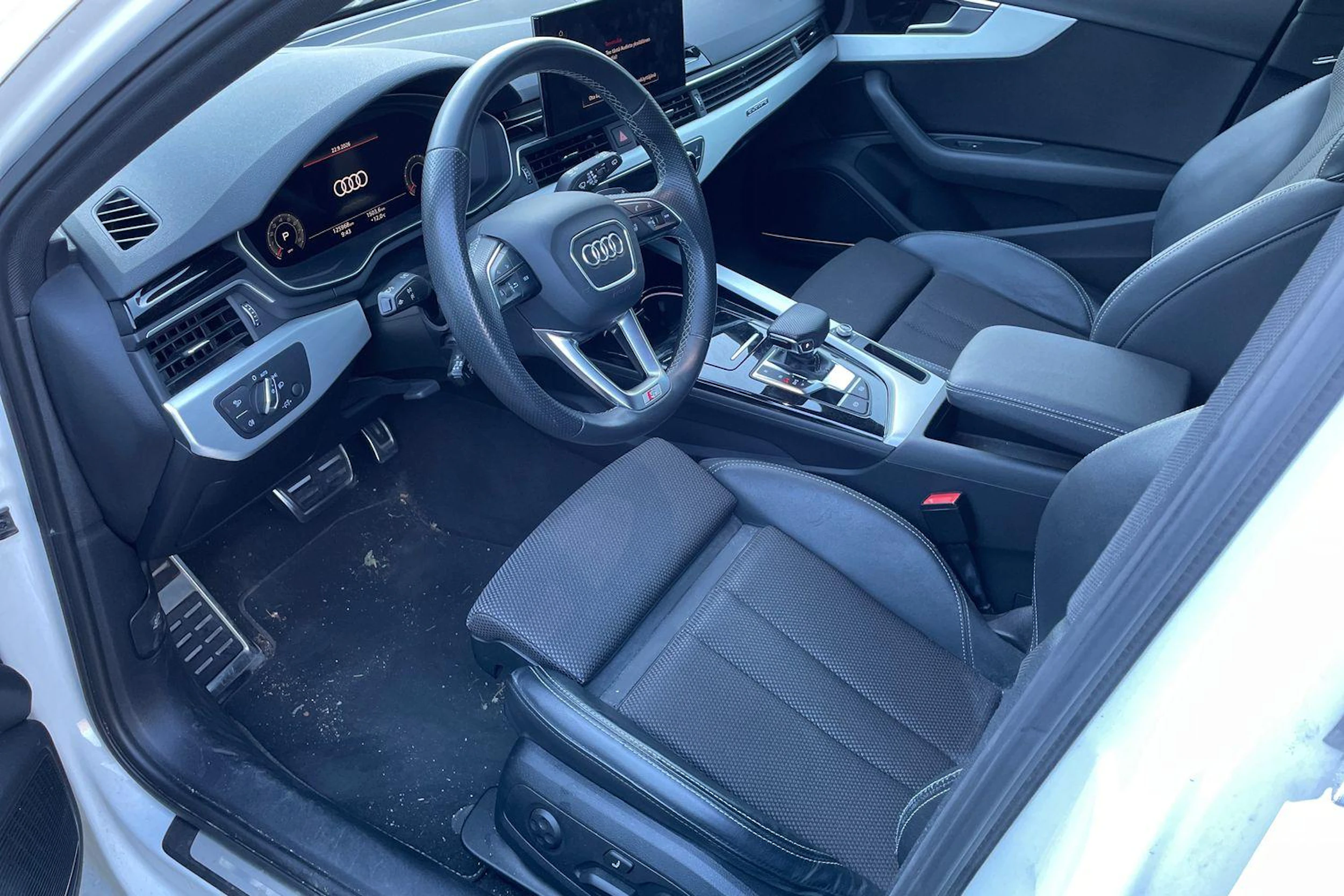 valkoinen Audi A4 2021 kuva 3.