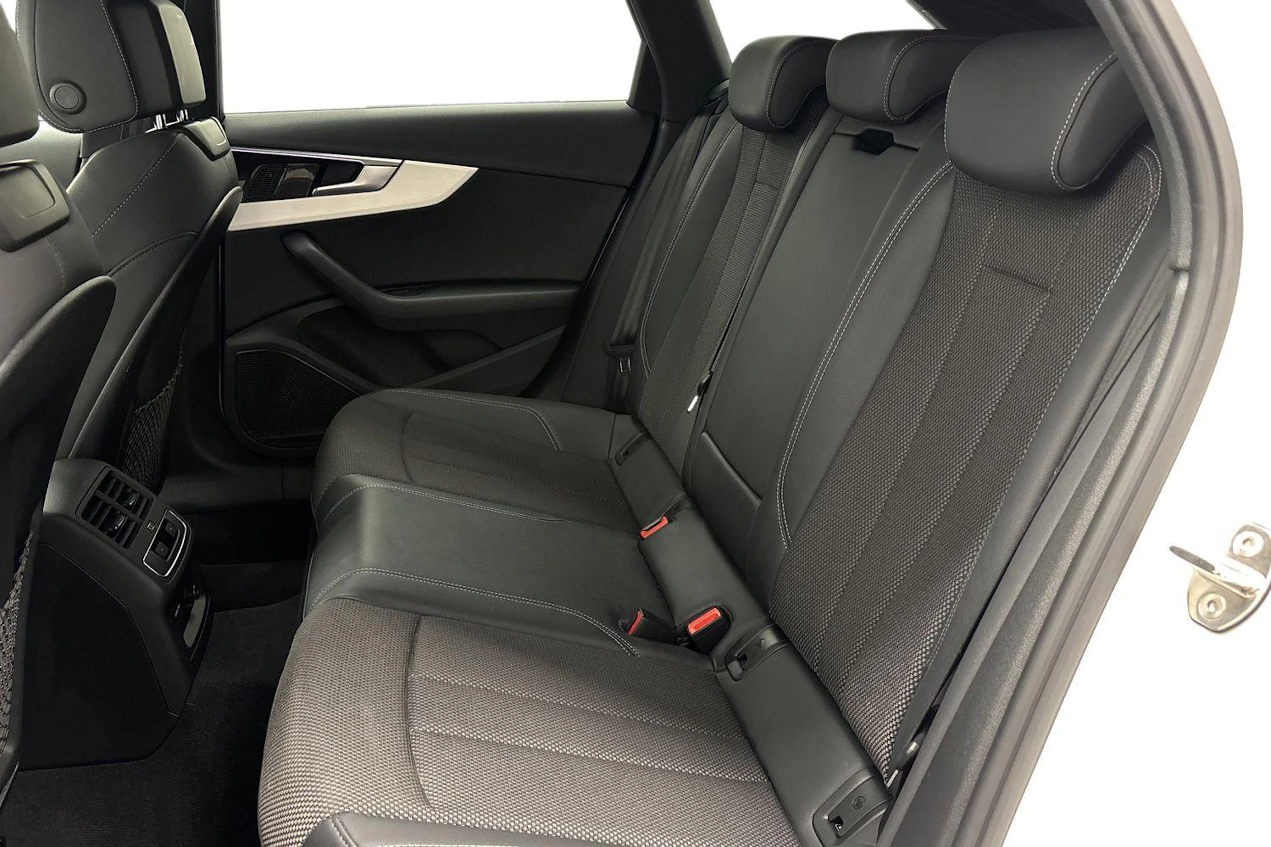 valkoinen Audi A4 2021 kuva 8.