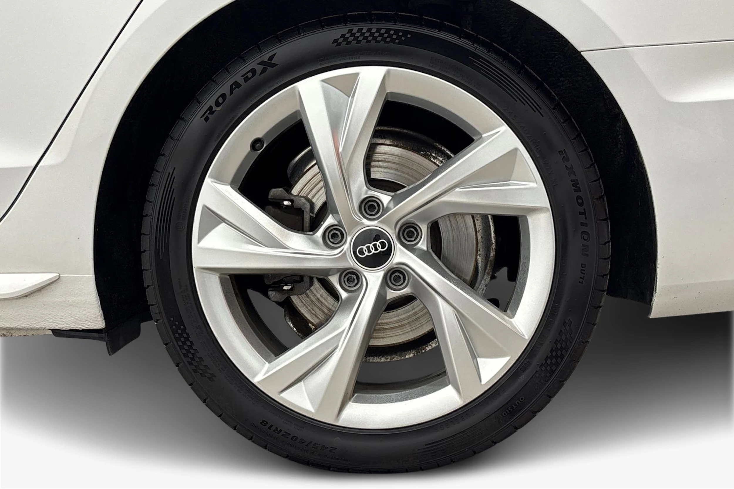 valkoinen Audi A4 2021 kuva 9.