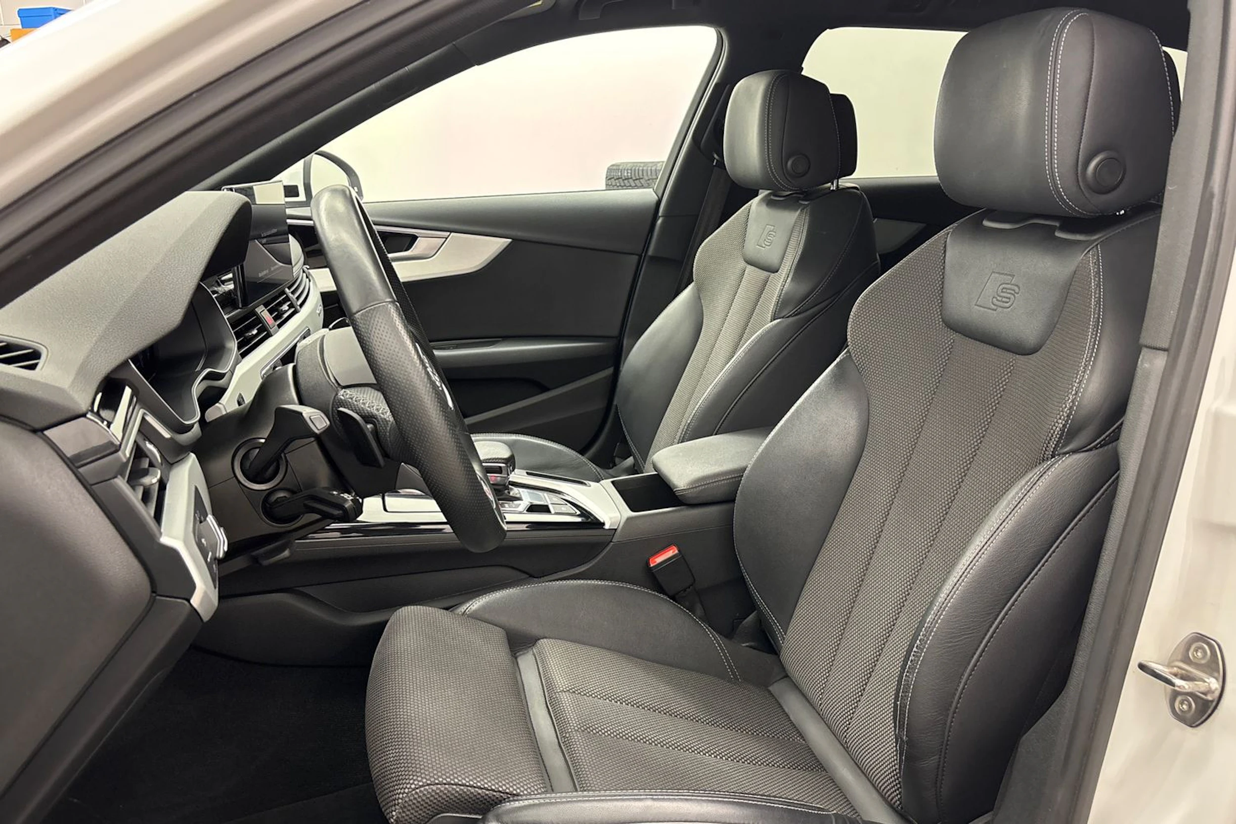 valkoinen Audi A4 2021 kuva 11.