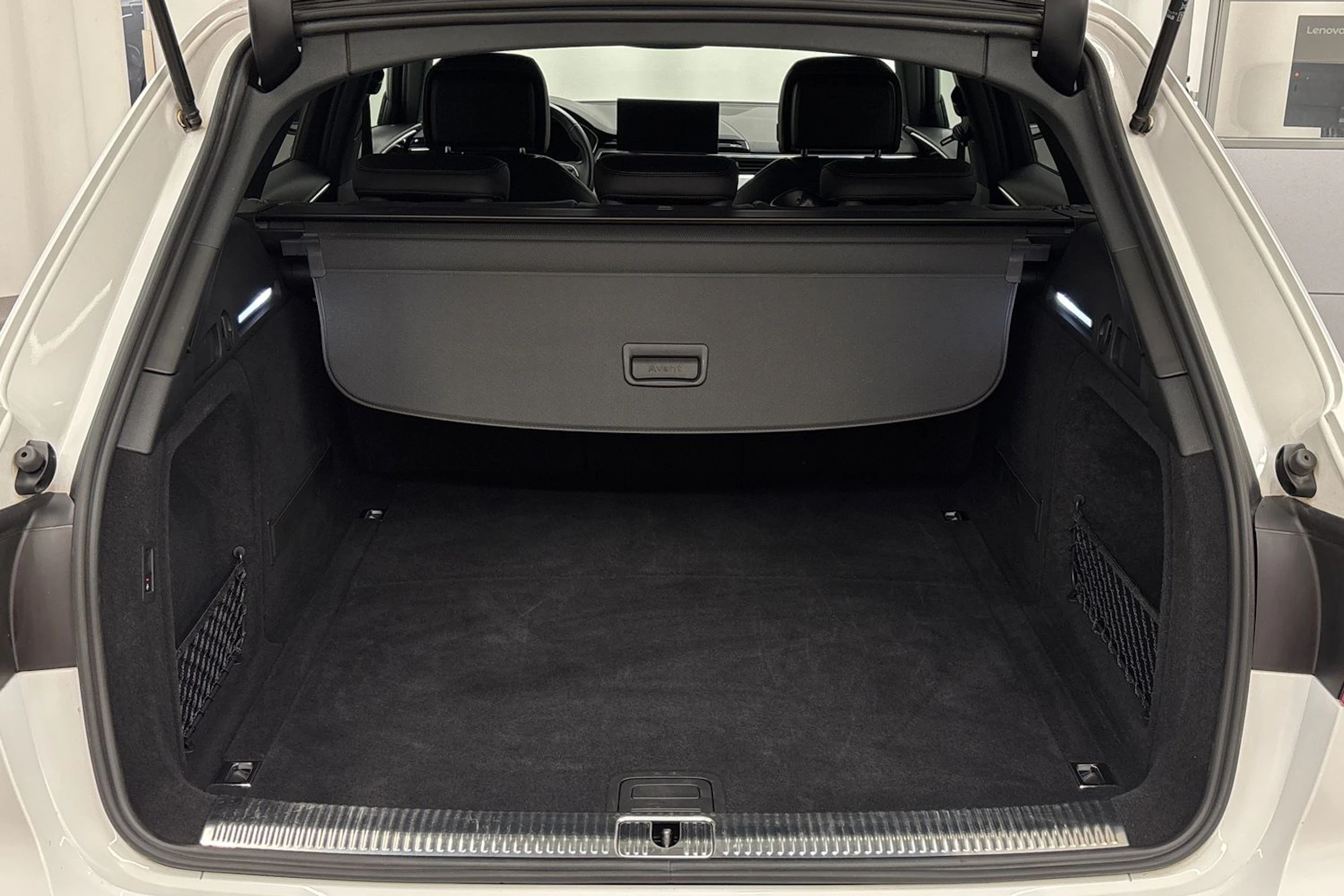 valkoinen Audi A4 2021 kuva 26.