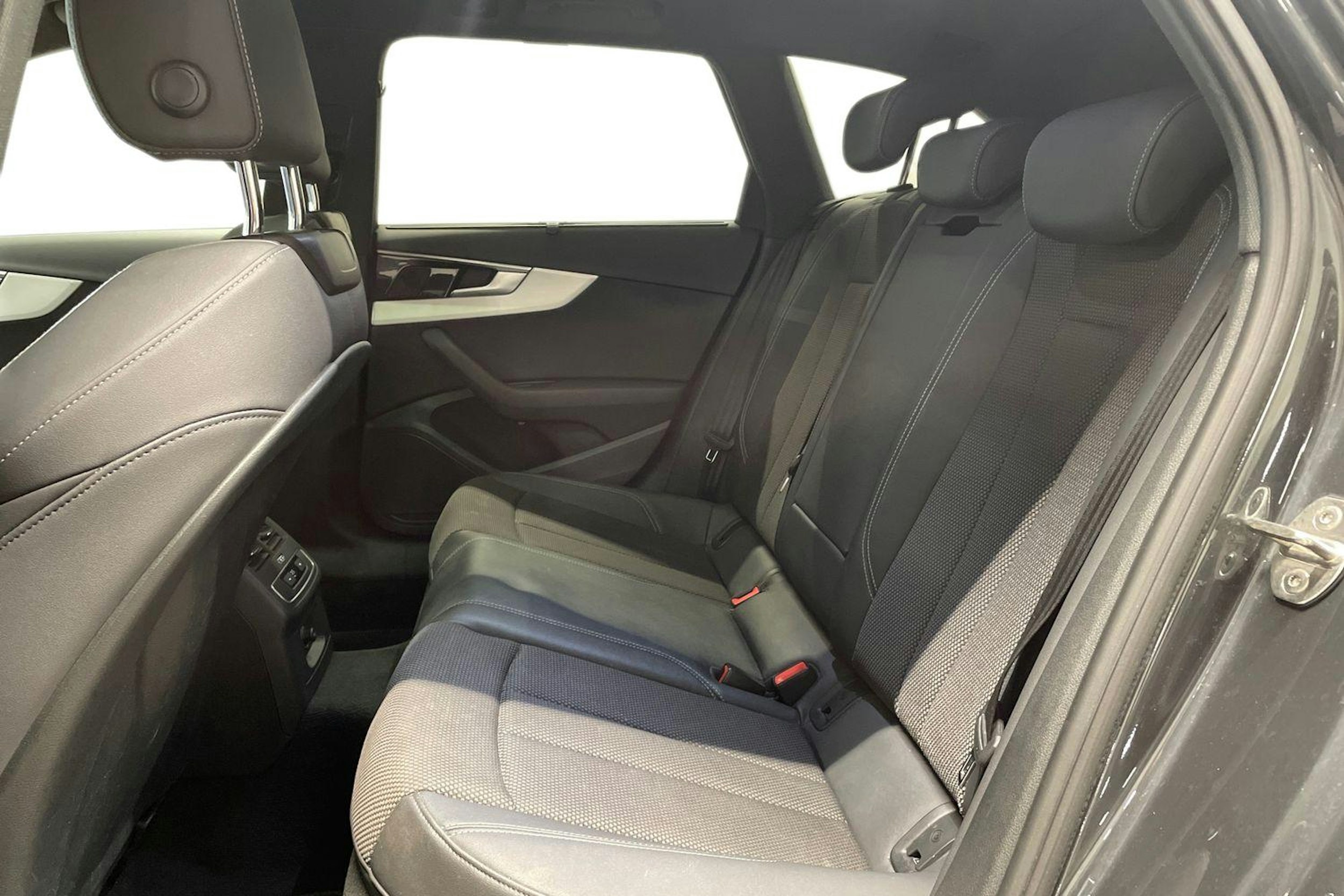 Harmaa Audi A4 2021 kuva 10.