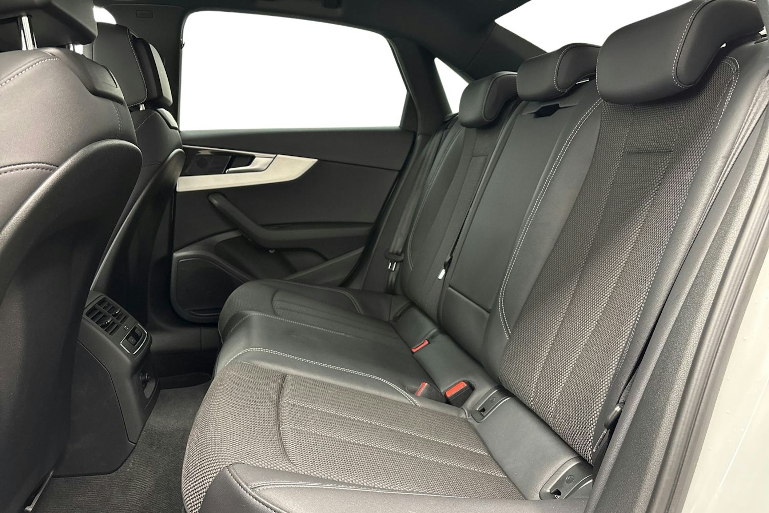 met. valkoinen Audi A4 2021 kuva 10.
