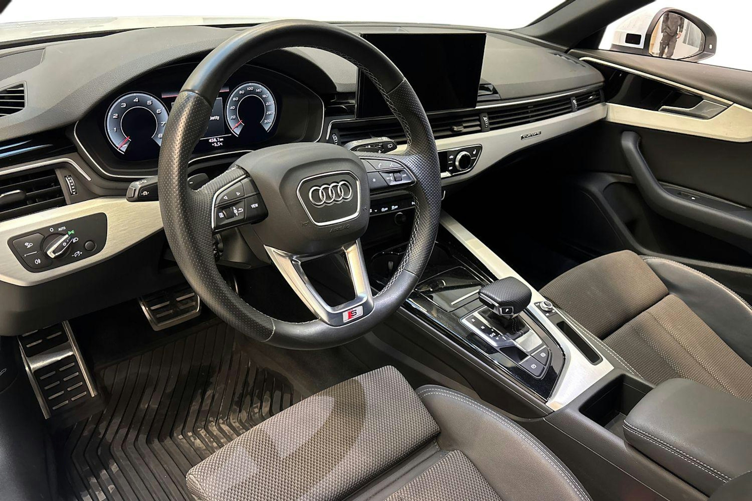 valkoinen Audi A4 2021 kuva 6.