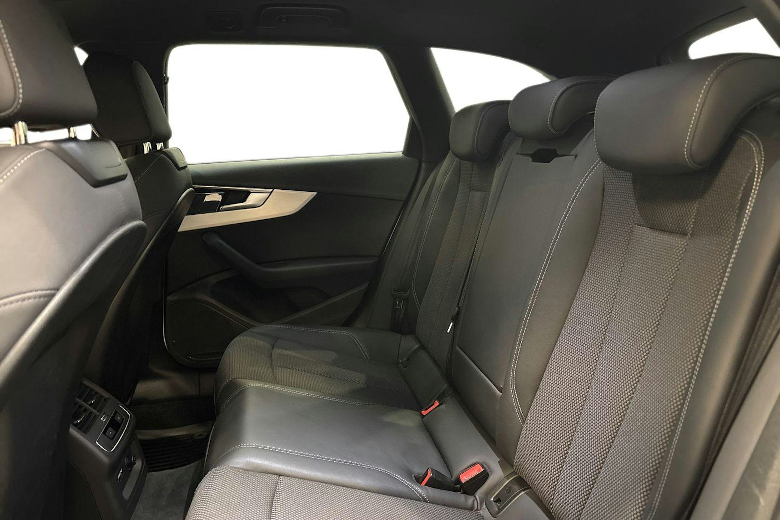 valkoinen Audi A4 2021 kuva 8.