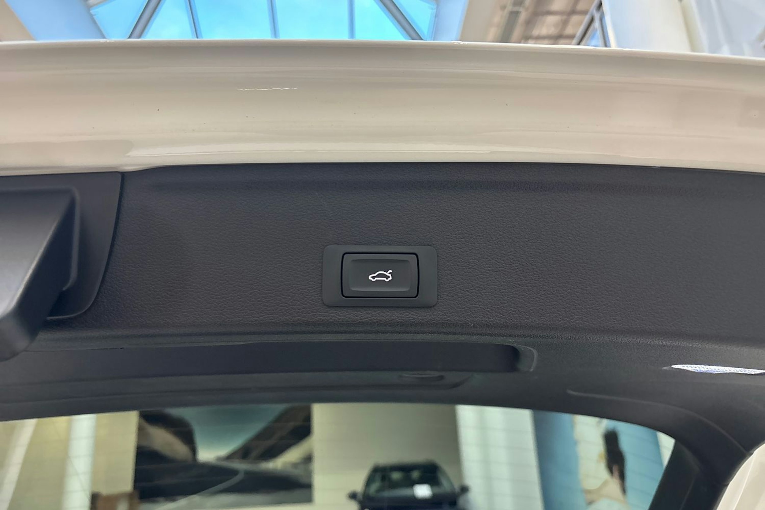 valkoinen Audi A4 2021 kuva 12.